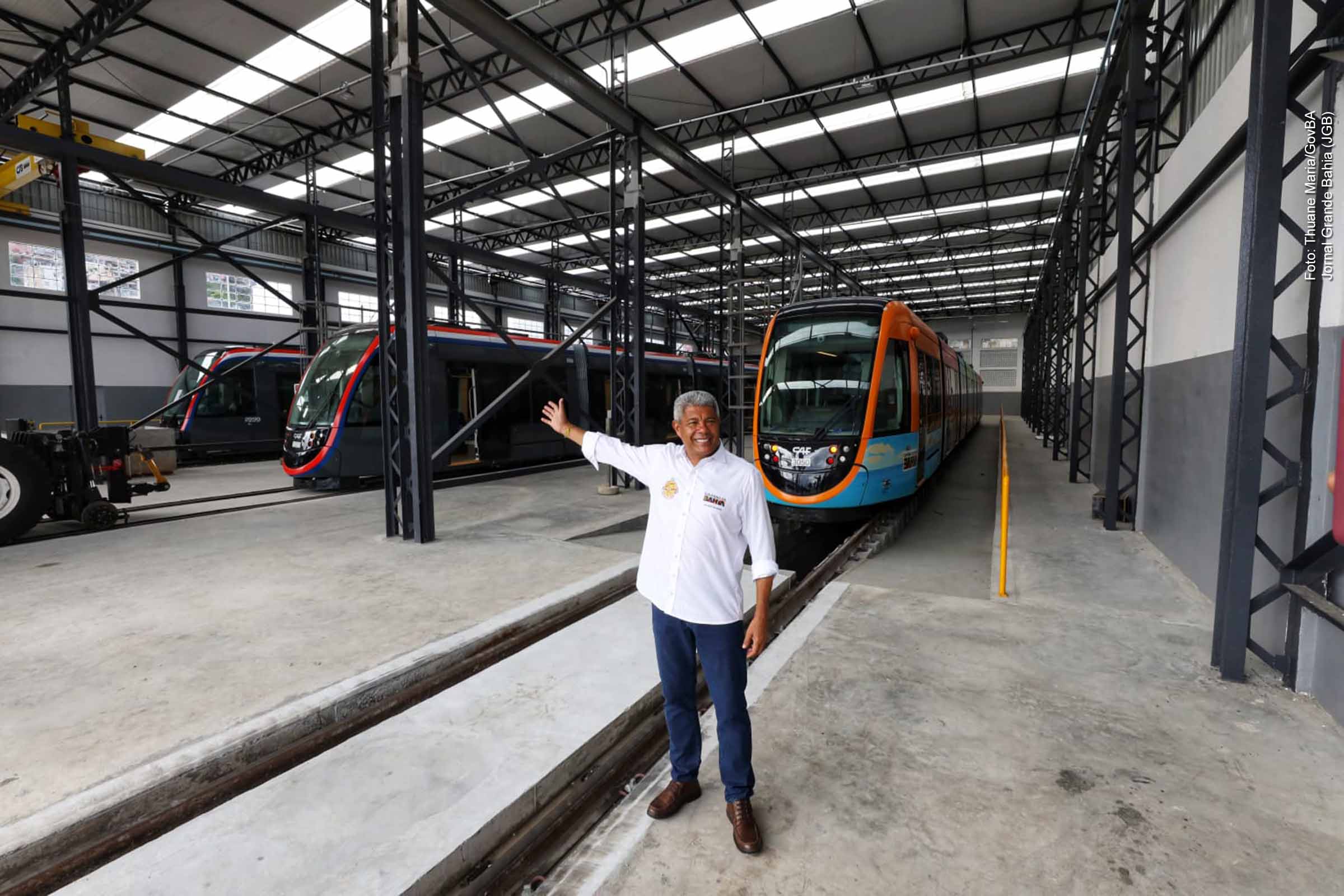 O governador Jerônimo Rodrigues vistoriou, em 14 de fevereiro de 2026, o acoplamento do terceiro trem do VLT de Salvador na Estação Calçada. O projeto prevê cerca de 40 quilômetros de extensão e 42 paradas, com integração ao metrô. O cronograma indica a chegada de oito trens até o primeiro semestre e início da operação assistida no segundo semestre de 2026, após testes técnicos nacionais e internacionais.