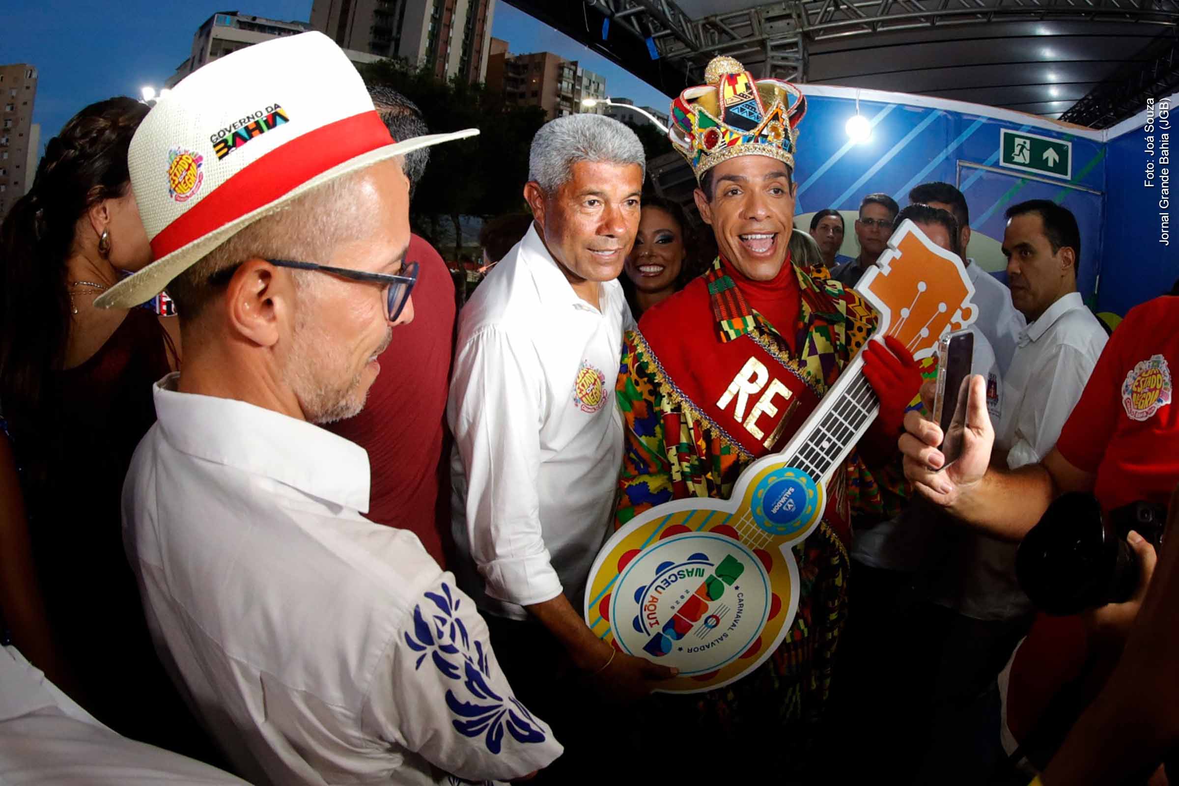 A abertura do Carnaval da Bahia 2026 reuniu autoridades e artistas em Salvador, com destaque para o impacto econômico da festa, a expectativa de ocupação hoteleira de 90% e a mobilização de serviços públicos. O governo investe em segurança, saúde, cultura e direitos humanos, com operação integrada em mais de 150 municípios. O evento reafirma o Carnaval como motor econômico e instrumento simbólico de projeção política e cultural do estado.