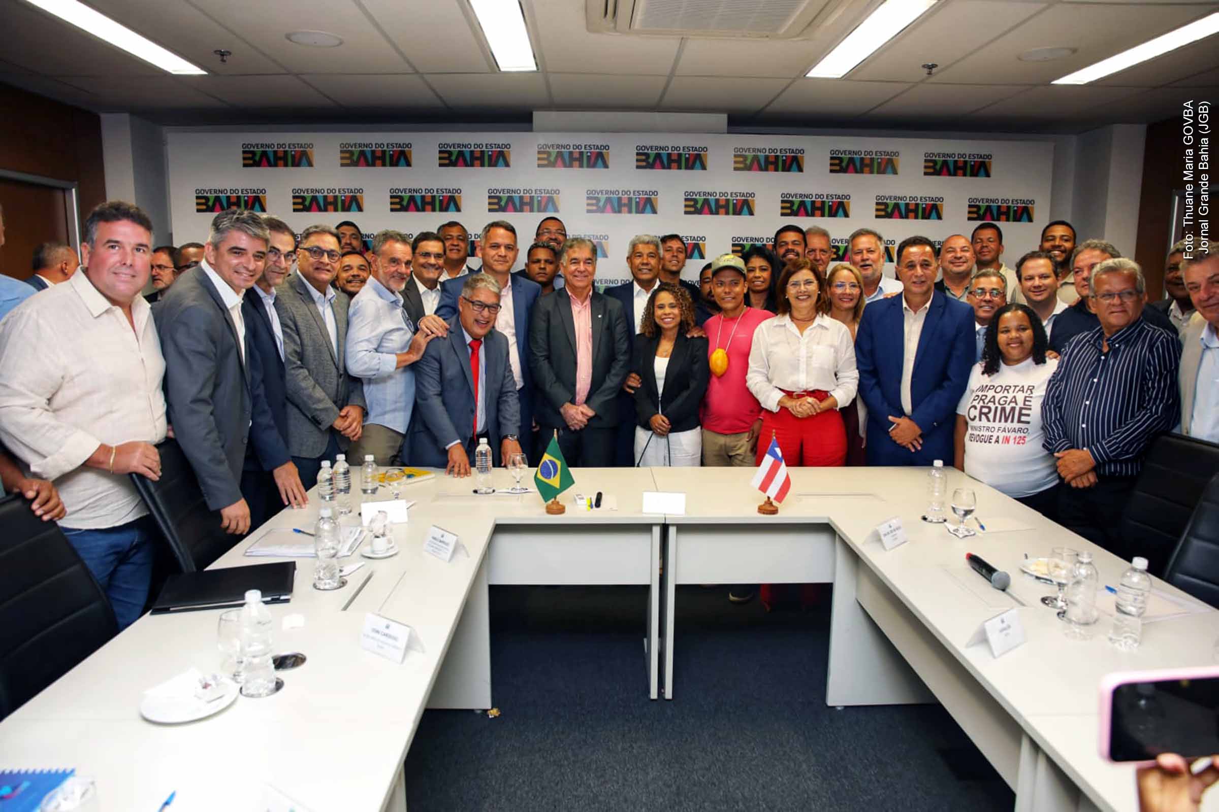 O governo da Bahia instituiu, em 04/02/2026, uma comissão e um plano de trabalho para enfrentar a queda do preço do cacau e fortalecer a cadeia produtiva no estado. A iniciativa, que dá continuidade a reuniões iniciadas em Gandu, reúne governo, municípios e entidades do setor para organizar demandas, acompanhar o mercado e articular medidas de curto e médio prazo, com foco nos pequenos produtores.