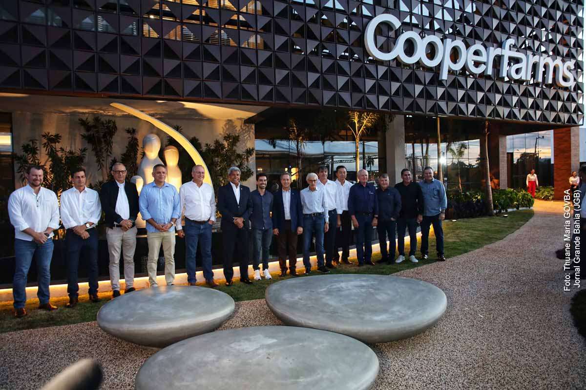 O governador Jerônimo Rodrigues visitou as instalações da Cooperfarms em Luís Eduardo Magalhães nesta quinta-feira (26/02/2026) e destacou o fortalecimento da agroindústria no oeste da Bahia. A cooperativa reúne mais de 200 produtores e possui áreas agrícolas em seis estados, totalizando mais de 600 mil hectares de produção. O projeto discutido envolve integração da cadeia produtiva, expansão da produção de proteína animal e ampliação da geração de empregos e renda na região.