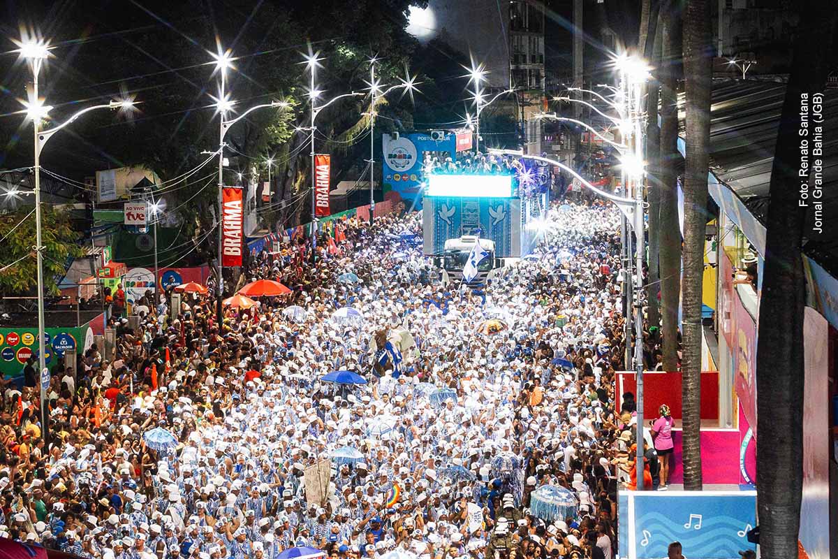 O Governo da Bahia realizou, em 2026, a maior edição do Programa Ouro Negro, com investimento de R$17 milhões para apoiar 134 entidades culturais de matriz africana. A iniciativa garantiu a presença de blocos afro, afoxés, grupos de samba, reggae, capoeira e blocos de índio nos circuitos do Carnaval e em festas do interior. O programa completa 18 anos consolidado como política pública de valorização da cultura afro-baiana.