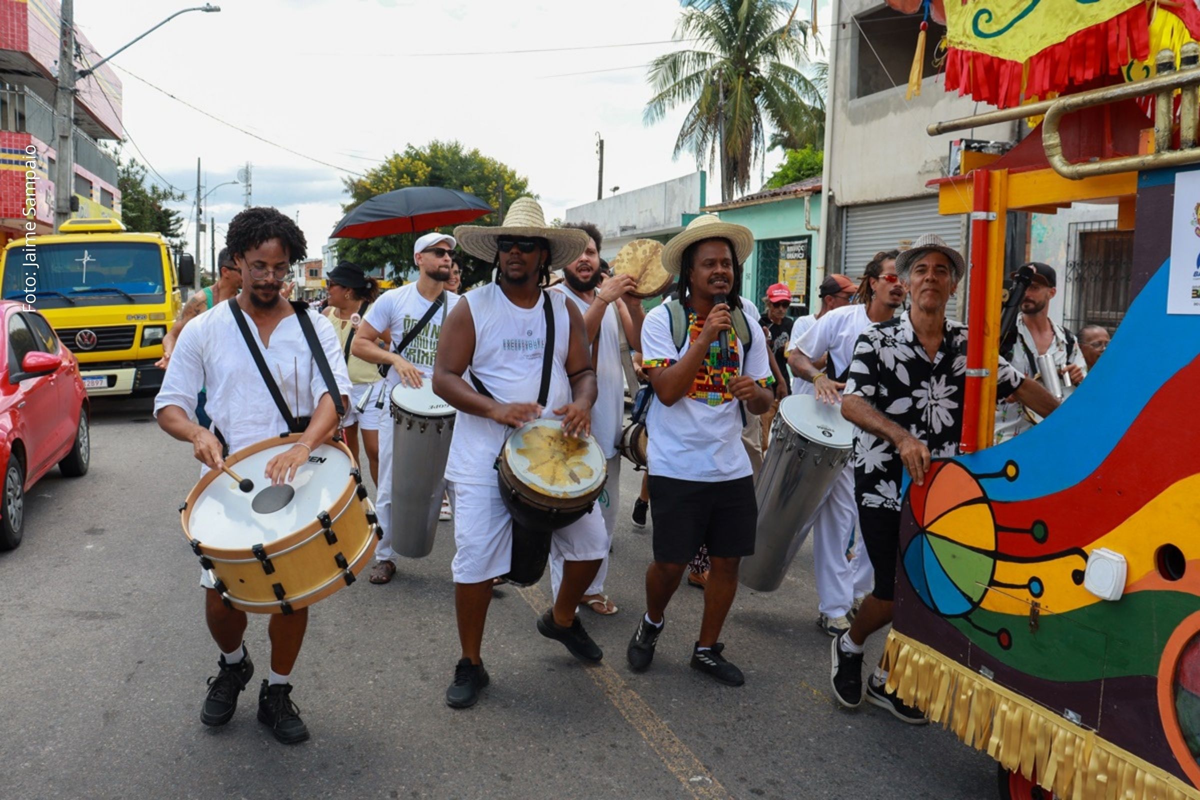 Grupo Ilú dos Alabês – Ilú Batá participa da Lavagem do Cruzeiro em Amélia Rodrigues e leva cortejo de matriz africana aos 110 anos da festa tradicional