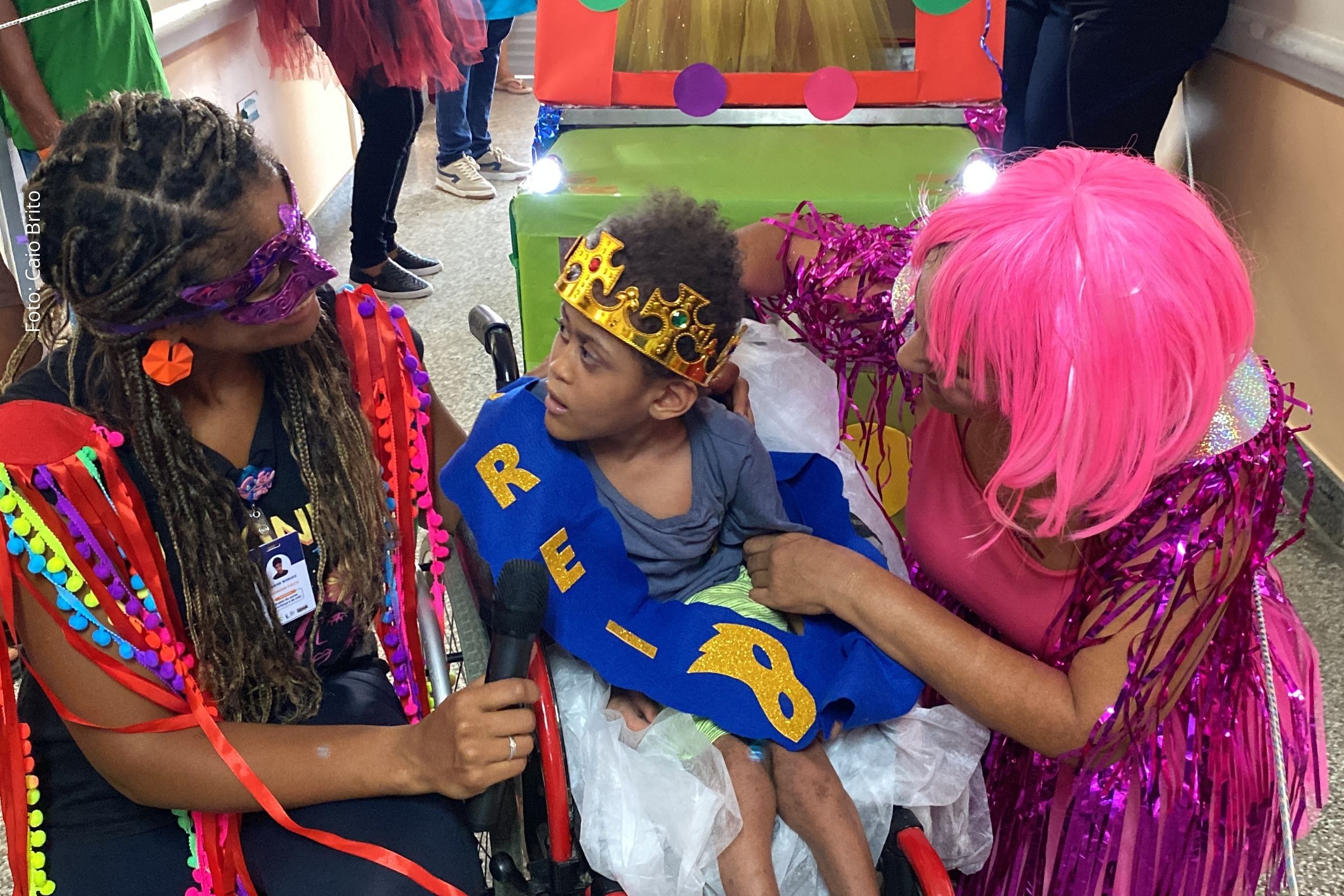 Ações de humanização levaram música, interação e ensaio fotográfico à UCINCa, integrando profissionais, acompanhantes e bebês prematuros durante o período festivo.