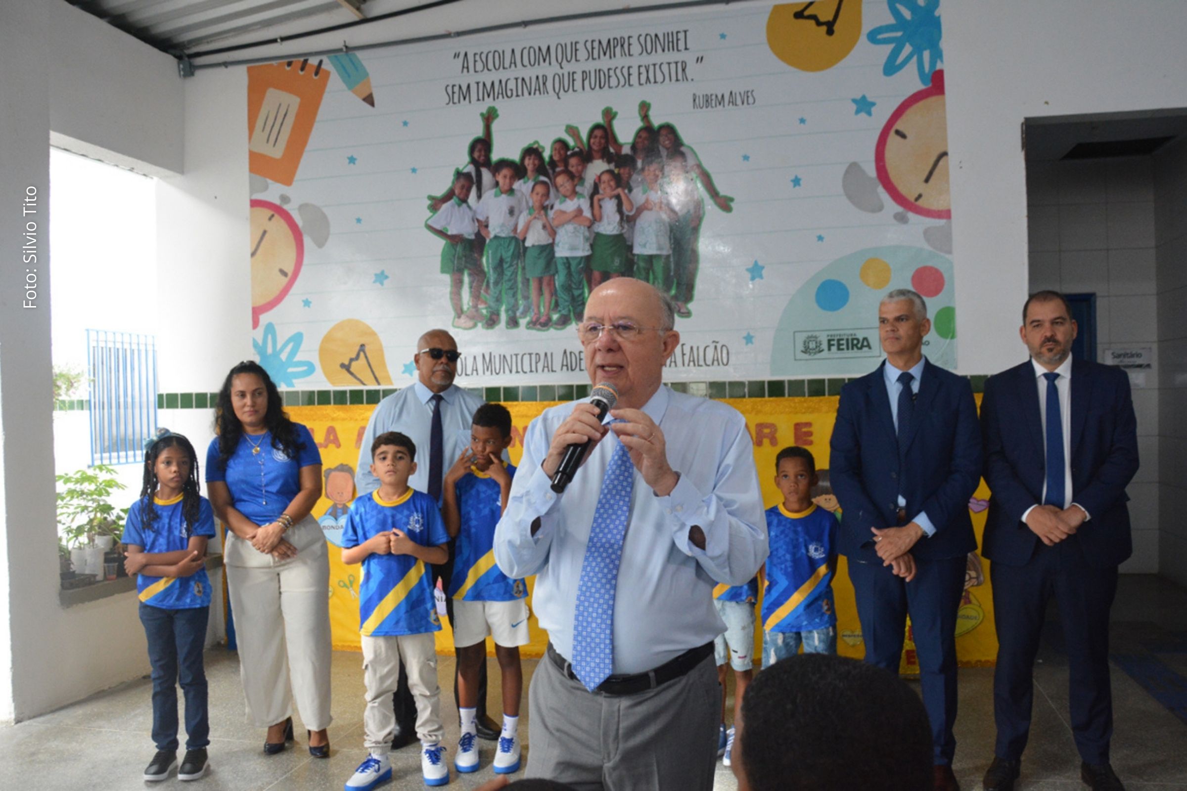 Feira de Santana inicia ano letivo com aulas na rede municipal e distribuição de fardamento e kits escolares