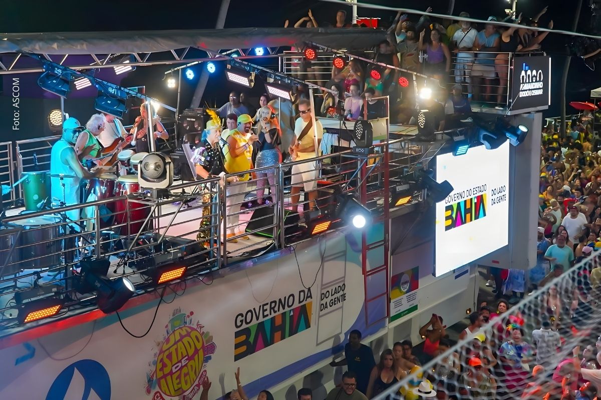 Irmãos Macedo encerram Carnaval de Salvador com homenagem aos 75 anos do trio elétrico e desfile movido a gás natural