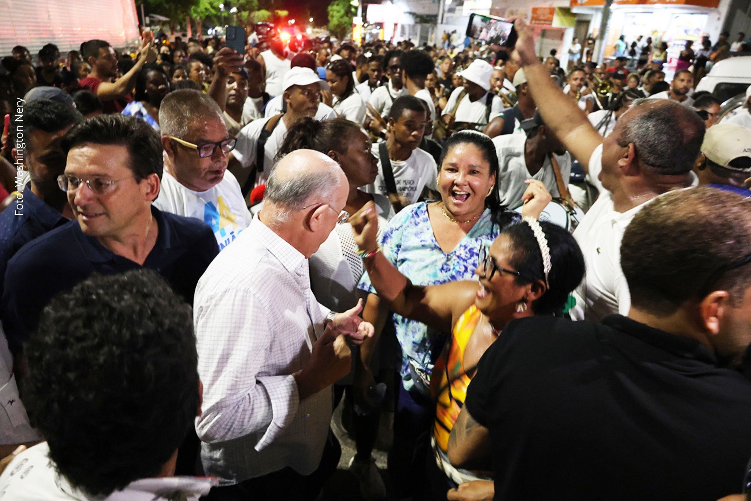 Manifestação cultural levou milhares às ruas do distrito com cortejo, orquestra de frevo, mascarados e grupos tradicionais.