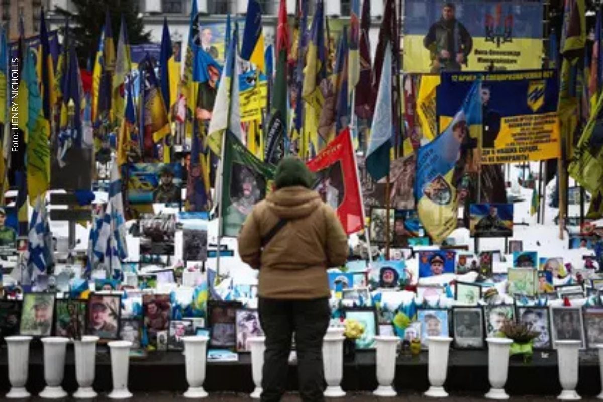 Cobertura internacional aponta desgaste humano, bloqueios diplomáticos e dependência crescente de apoio europeu e norte-americano.