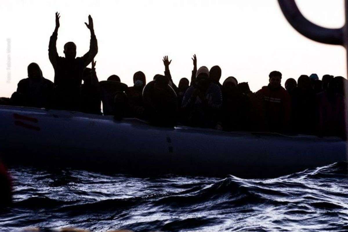 Acidente próximo a Creta deixa desaparecidos, reforça pedidos de busca e salvamento e expõe atuação de redes de tráfico humano.