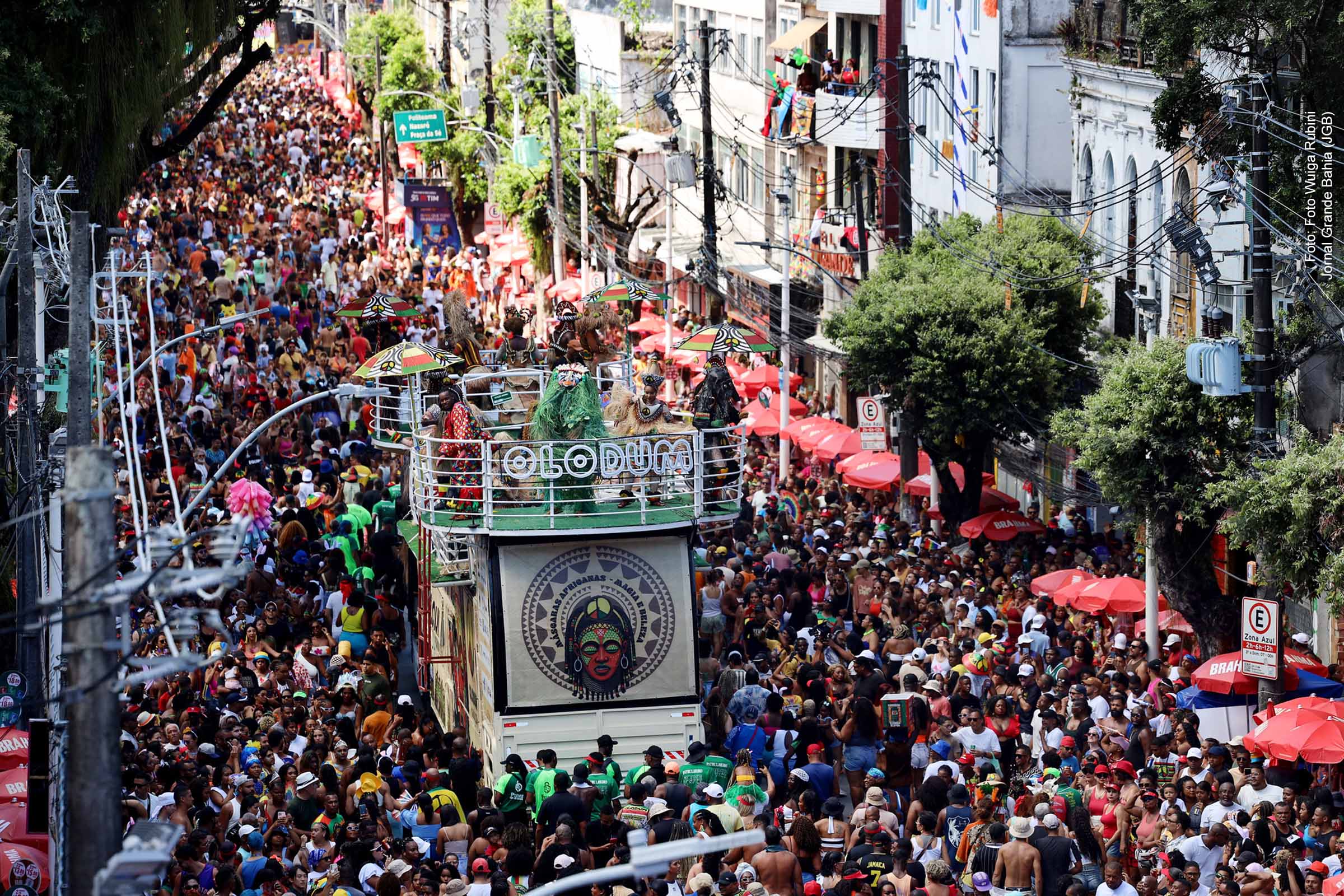 Olodum encerra Carnaval 2026 de Salvador com pipoca multitudinária e espetáculo de percussão no Campo Grande