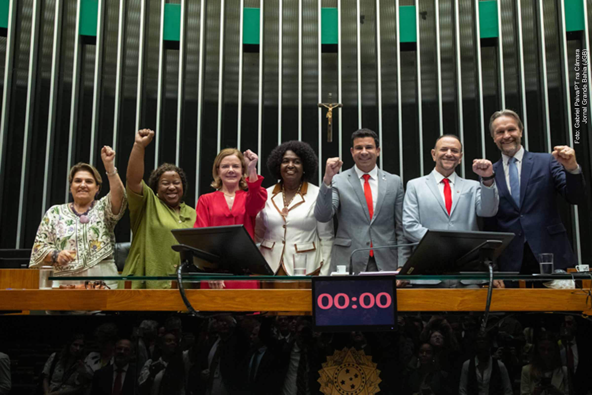 O PT comemorou 46 anos em sessão solene na Câmara dos Deputados, destacando seu legado eleitoral e social. Lideranças defenderam pautas como reforma tributária, tarifa zero no transporte, redução da jornada de trabalho e mudanças no sistema político. O partido também anunciou estratégia de diálogo com setores fora de sua base tradicional para as eleições de 2026, em cenário marcado por polarização e insatisfação com a política.