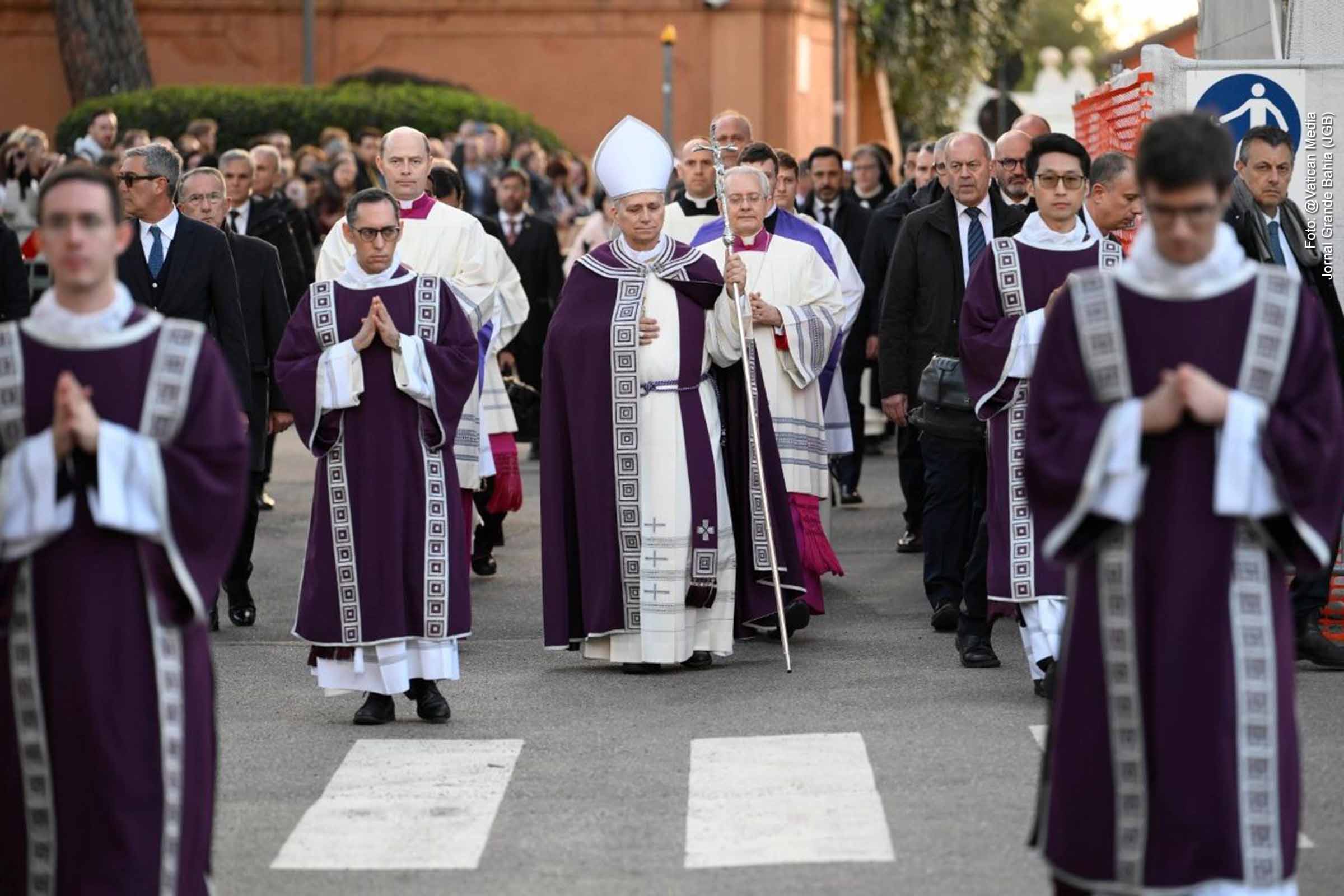 Papa Leão XIV alerta para “mundo em chamas”, defendendo conversão pessoal e responsabilidade coletiva