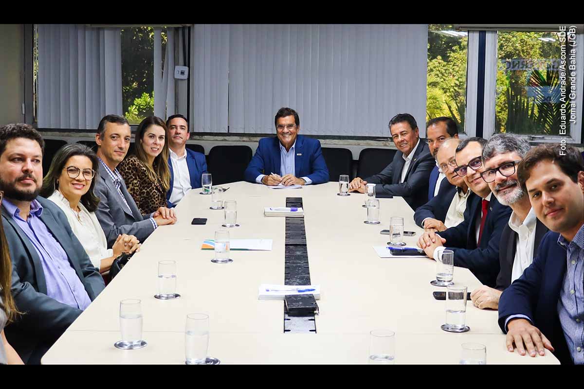 SDE, Neoenergia Coelba e FIEB firmaram em Salvador um acordo de cooperação técnica para garantir infraestrutura elétrica adequada a novos empreendimentos e à expansão industrial na Bahia. A parceria prevê compartilhamento de informações sobre demandas energéticas de empresas, permitindo planejamento antecipado da rede elétrica. A iniciativa ocorre paralelamente a investimentos de R$ 13,3 bilhões da Neoenergia no estado entre 2024 e 2027, com foco na ampliação da capacidade produtiva e atração de novos investimentos.