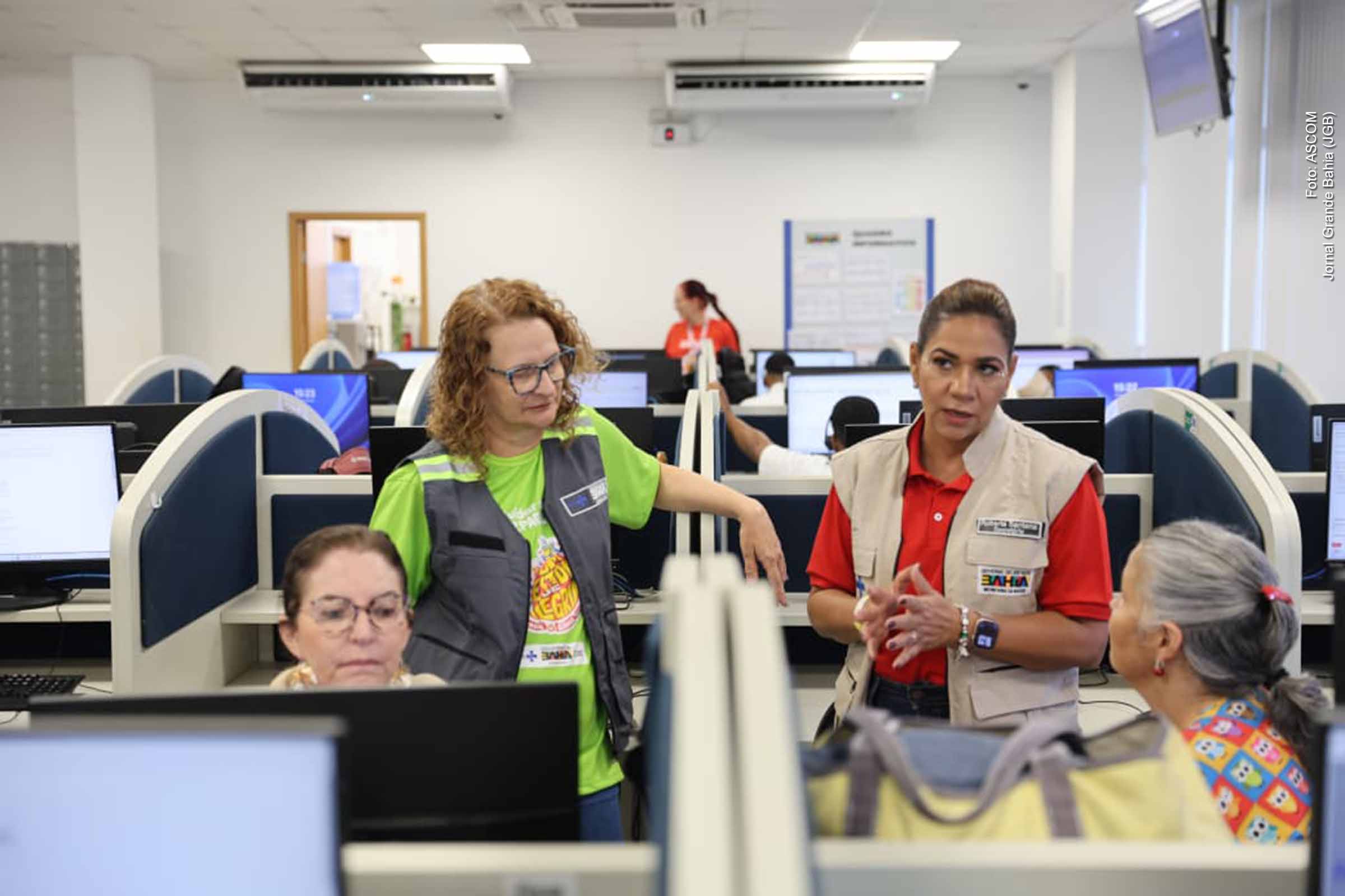 A Central Estadual de Regulação da Bahia solucionou 1.029 casos de urgência em 24 horas durante o Carnaval, incluindo seis transferências por UTI aérea. A maior demanda foi por ortopedia, com 163 solicitações. Em 2025, o sistema resolveu mais de 329 mil casos, com melhora nos tempos de resposta. O governo ampliou leitos e realizou mutirões, enquanto a regulação segue como eixo central do acesso hospitalar no SUS.