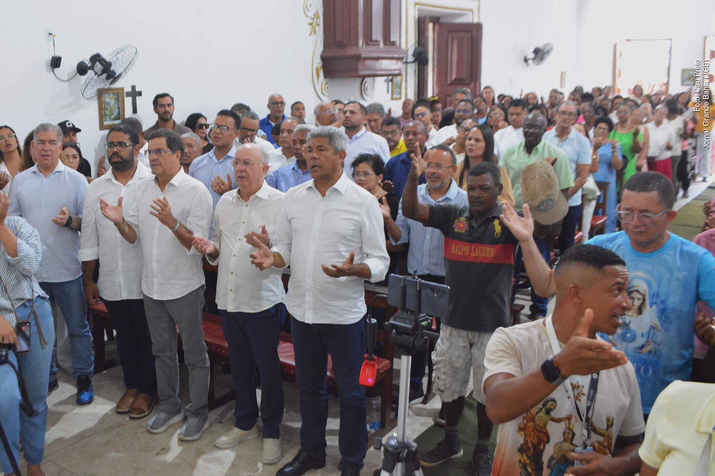 Trezenário de Nossa Senhora dos Humildes termina com missa, procissão e discurso social do padre Jorge Alan em Feira de Santana, com presença do governador Jerônimo e prefeito José Ronaldo