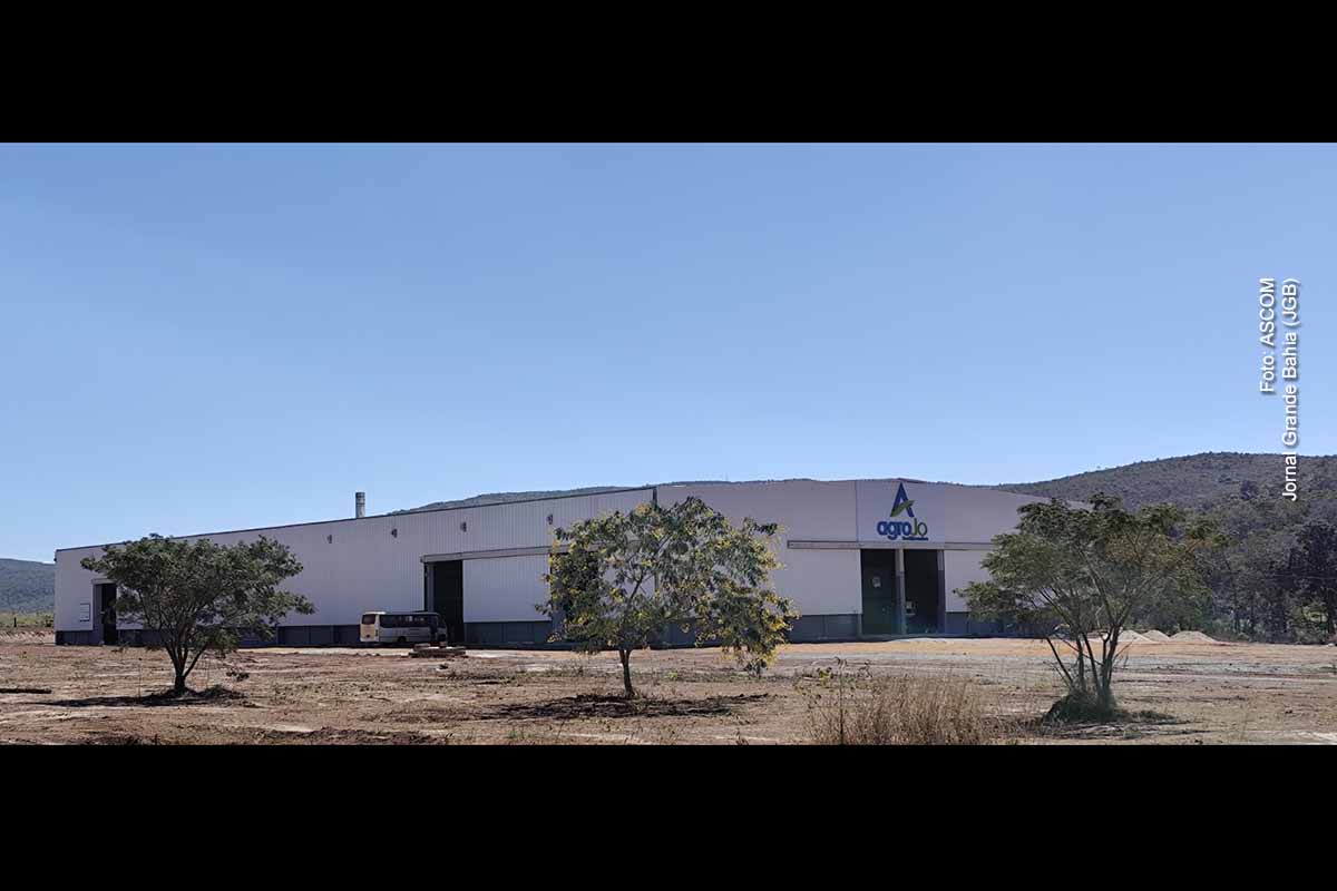 O Grupo JOFEGE inaugurou uma nova unidade da AgroJo Fertilizantes em Santa Maria da Vitória (BA), ampliando sua presença no agronegócio do Nordeste. Instalada junto à estrutura da CalBahia, a fábrica integra produção de fertilizantes minerais e calcário agrícola. A iniciativa busca fortalecer o atendimento aos produtores do Oeste baiano e será apresentada oficialmente durante a feira AgroRosário 2026, em Correntina, reforçando investimentos industriais ligados à expansão agrícola da região.
