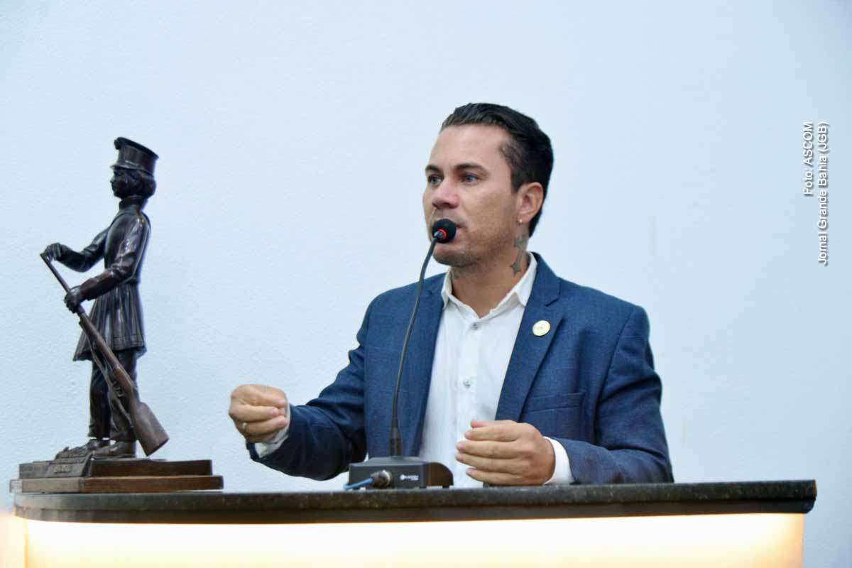 Durante sessão da Câmara de Feira de Santana na quarta-feira (25/02/2026), o vereador Flávio Arruda (União Brasil), conhecido como Galeguinho SPA, afirmou reconhecer a atuação do governador Jerônimo Rodrigues (PT) no município. O parlamentar citou obras como o Centro de Convenções e a duplicação do Anel de Contorno como exemplos de investimentos estaduais. No mesmo discurso, comentou possíveis cenários eleitorais para 2026, mencionando o prefeito Zé Ronaldo.