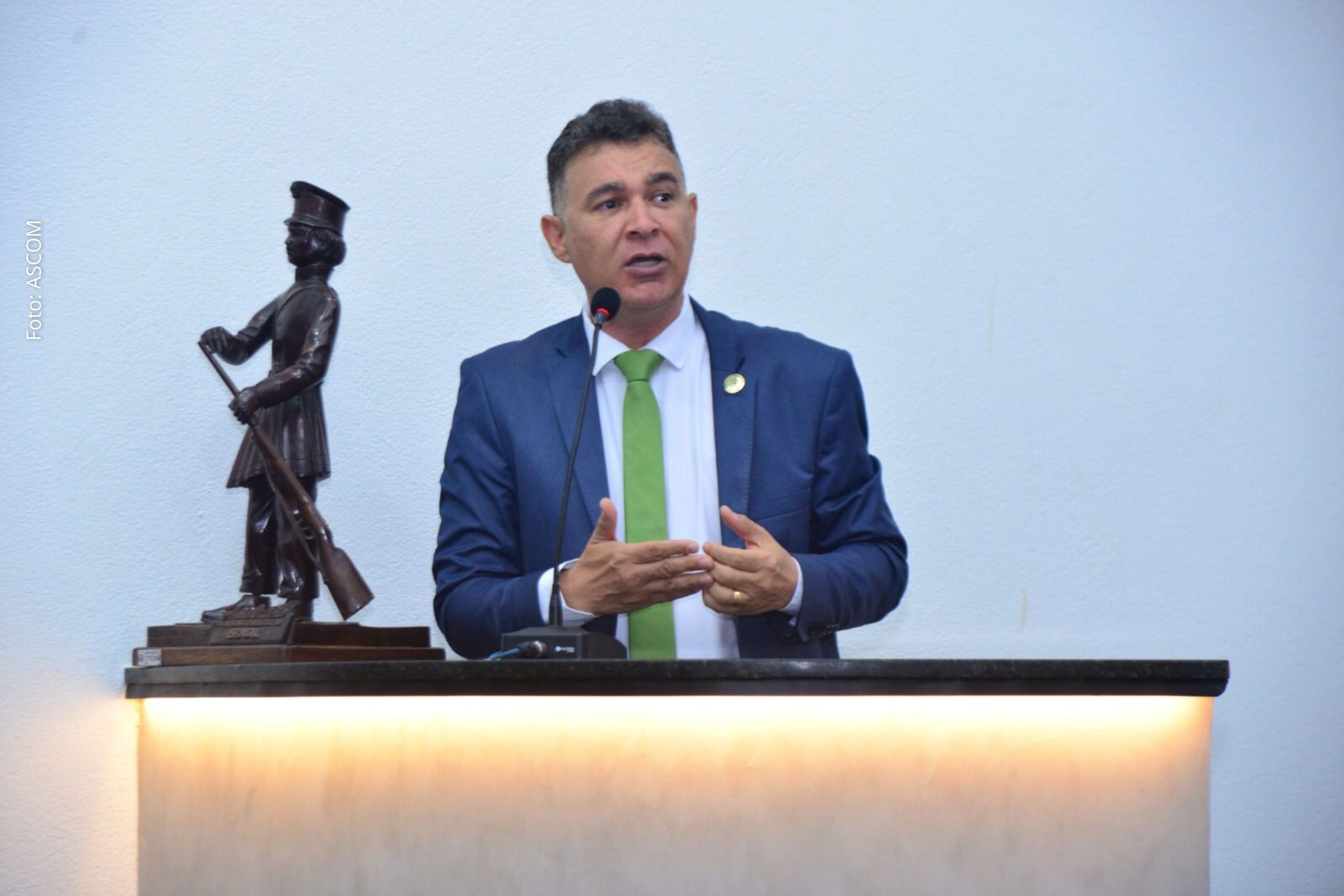 Indicações encaminhadas ao Executivo preveem asfaltamento de trechos estratégicos nos bairros Asa Branca e área central para reduzir buracos, lama e riscos à população.