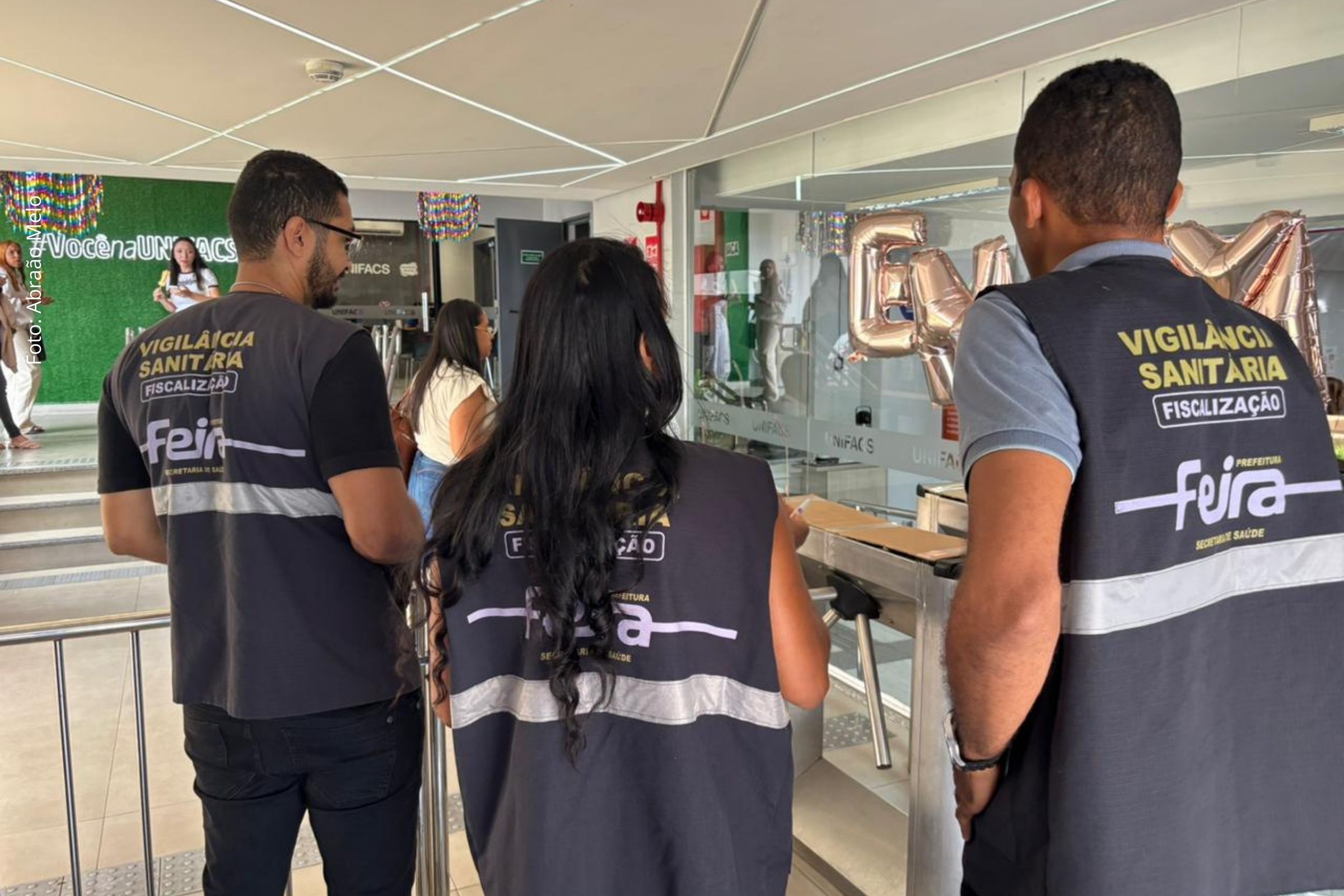 Inspeções verificam higiene, infraestrutura, extintores e documentação; cerca de 15 instituições foram notificadas por irregularidades no alvará.