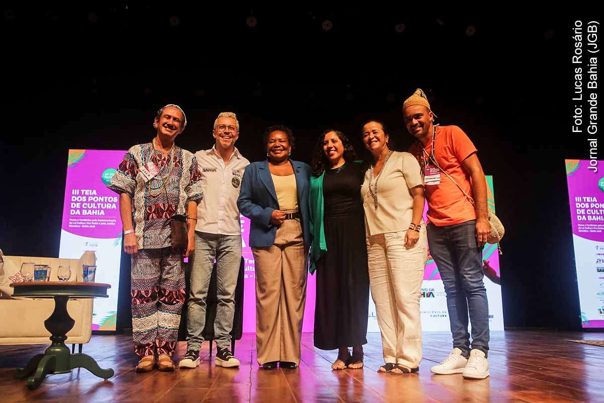 Agentes culturais de mais de 100 municípios participaram, em Feira de Santana, da abertura da III Teia Estadual dos Pontos de Cultura da Bahia, encontro promovido pela SecultBA após 11 anos sem realização. O evento reúne representantes dos 27 territórios de identidade do estado e integra a preparação para a 6ª Teia Nacional da Cultura Viva. A programação inclui debates, feira cultural e apresentações artísticas, além de discussões sobre a expansão da rede de pontos de cultura na Bahia.