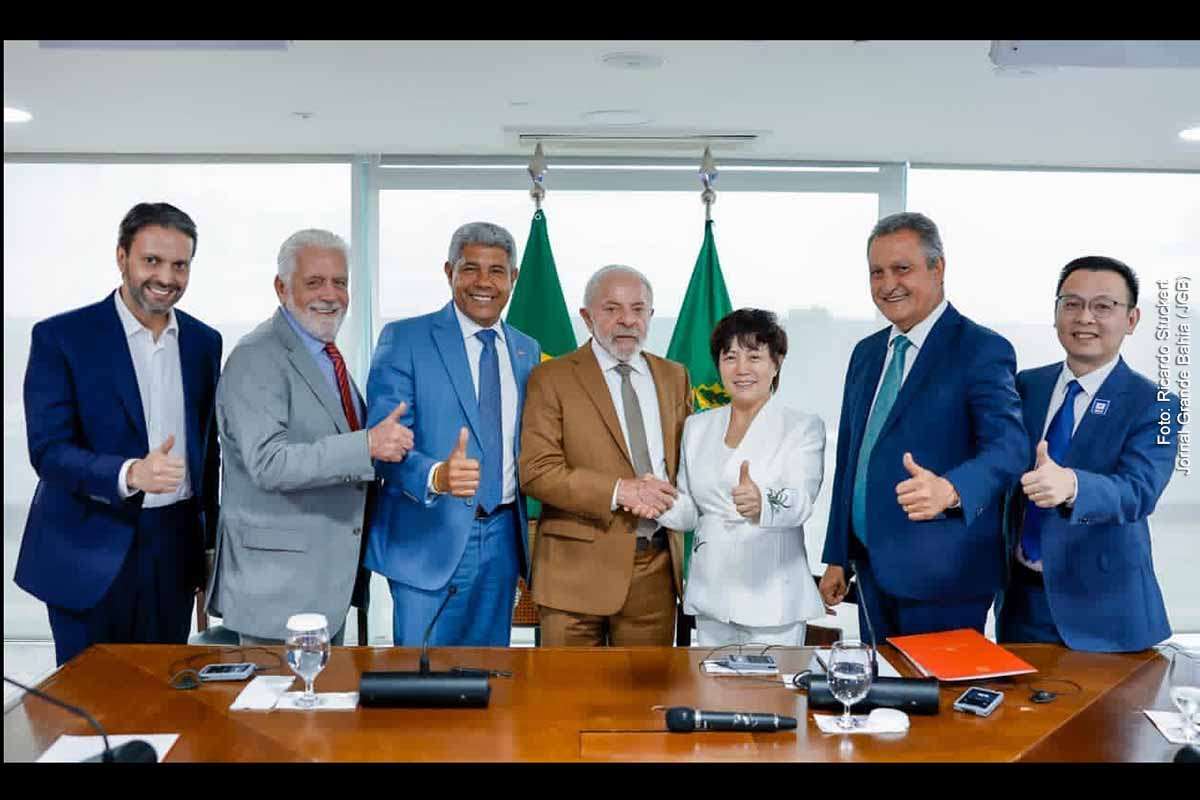 A BYD anunciou 3 mil novas contratações para sua fábrica em Camaçari, elevando o quadro direto para mais de 6 mil trabalhadores. A unidade já produziu mais de 35 mil veículos e pode alcançar 600 mil unidades por ano em plena operação. Com investimento de R$ 5,5 bilhões, o complexo reforça a posição da Bahia na indústria automotiva e abre perspectiva de exportações para a América Latina e, futuramente, a Europa.