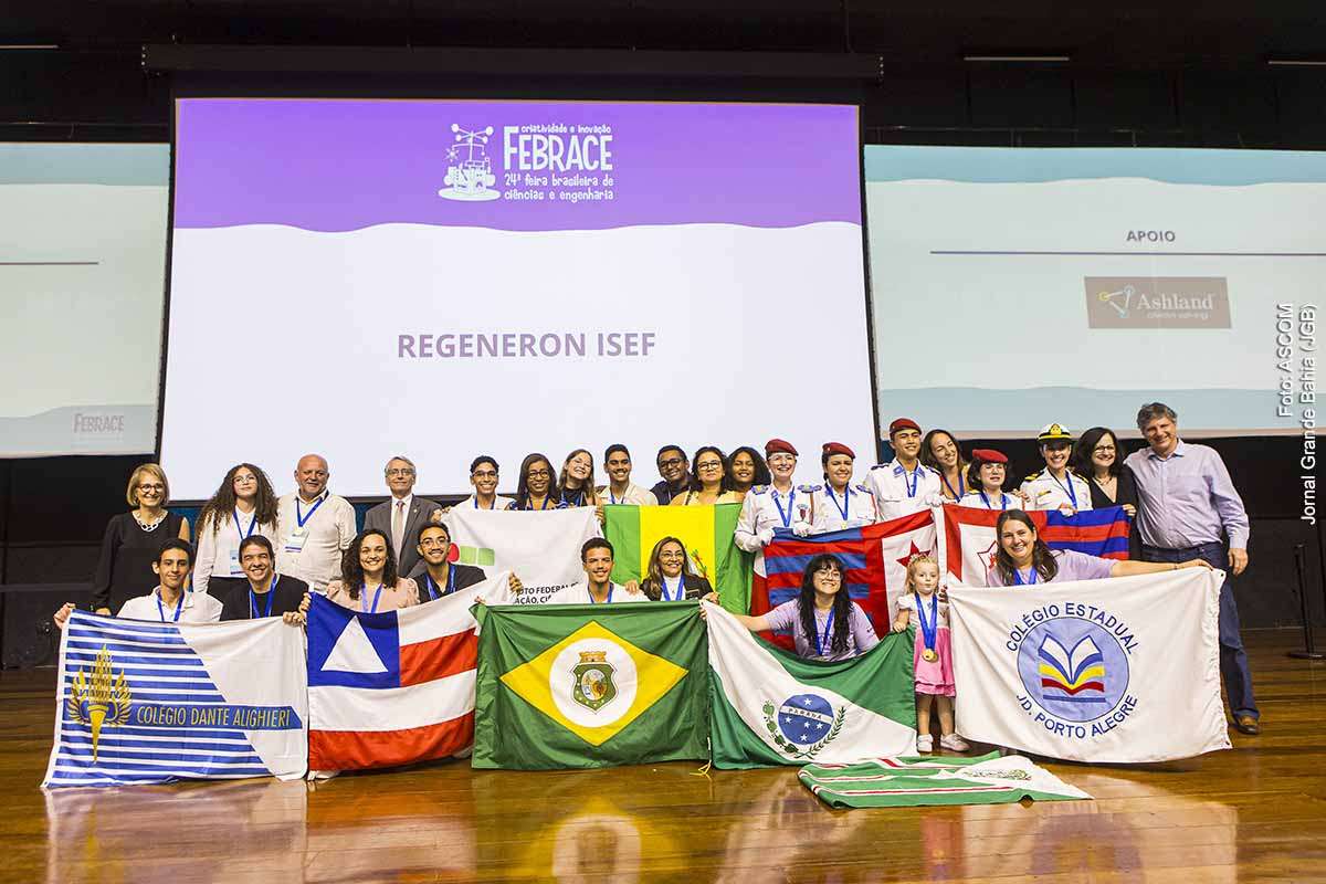 A Bahia conquistou 11 prêmios na FEBRACE 2026, com destaque para dois projetos selecionados para a ISEF, nos Estados Unidos. As iniciativas envolvem soluções ambientais inovadoras, como controle de fungos no café com extratos naturais e remoção de poluentes com resíduos agroindustriais. O resultado reforça o protagonismo da ciência jovem e evidencia o potencial de aplicação prática das pesquisas desenvolvidas por estudantes brasileiros.