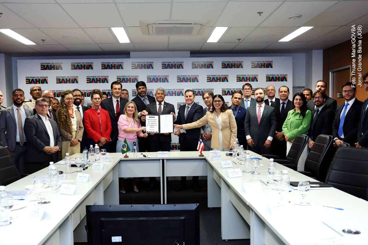 A Bahia instituiu a Política Estadual de Alternativas Penais por meio da Lei nº 25.983/2025, sancionada pelo governador Jerônimo Rodrigues e aprovada por unanimidade na Assembleia Legislativa. A medida integra o programa Bahia Pela Paz e se alinha ao Plano Nacional Pena Justa, buscando ampliar medidas alternativas à prisão para crimes sem violência. Atualmente, mais de 16 mil pessoas cumprem alternativas penais no estado, número superior à população carcerária, reforçando a importância da nova política na gestão do sistema penal.