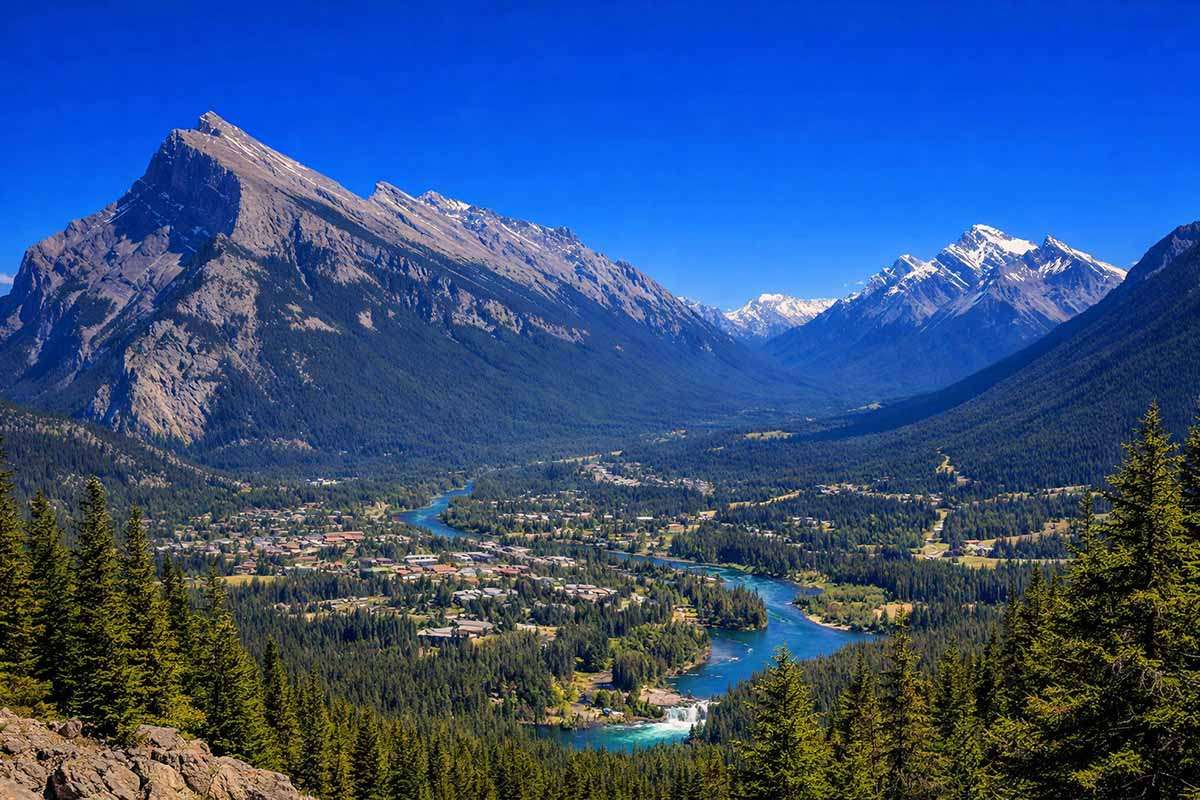 Banff e Canmore consolidam-se como um dos roteiros mais completos das Montanhas Rochosas do Canadá, combinando lagos glaciais como Lake Louise e Moraine Lake, trilhas panorâmicas, estradas cênicas e culinária baseada em ingredientes de Alberta. A baixa temporada favorece preços mais acessíveis e menor fluxo turístico. Hotéis históricos, lodges intimistas, spas alpinos e cidades vizinhas como Jasper e Lake Louise ampliam a experiência sem comprometer o ritmo contemplativo do Bow Valley.