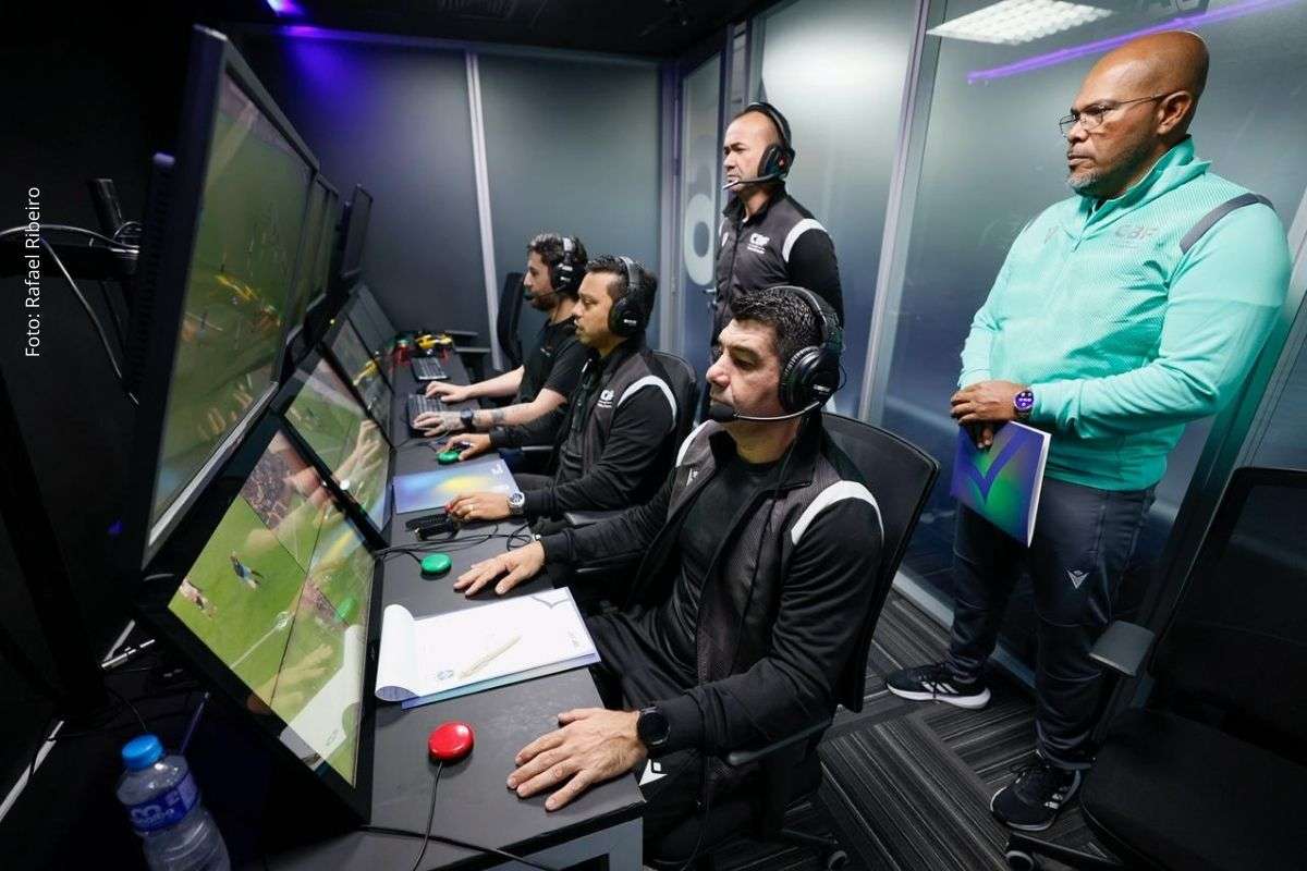 Treinamento organizado pela Comissão de Arbitragem busca padronizar decisões e preparar profissionais para partidas das Séries A, B e C.