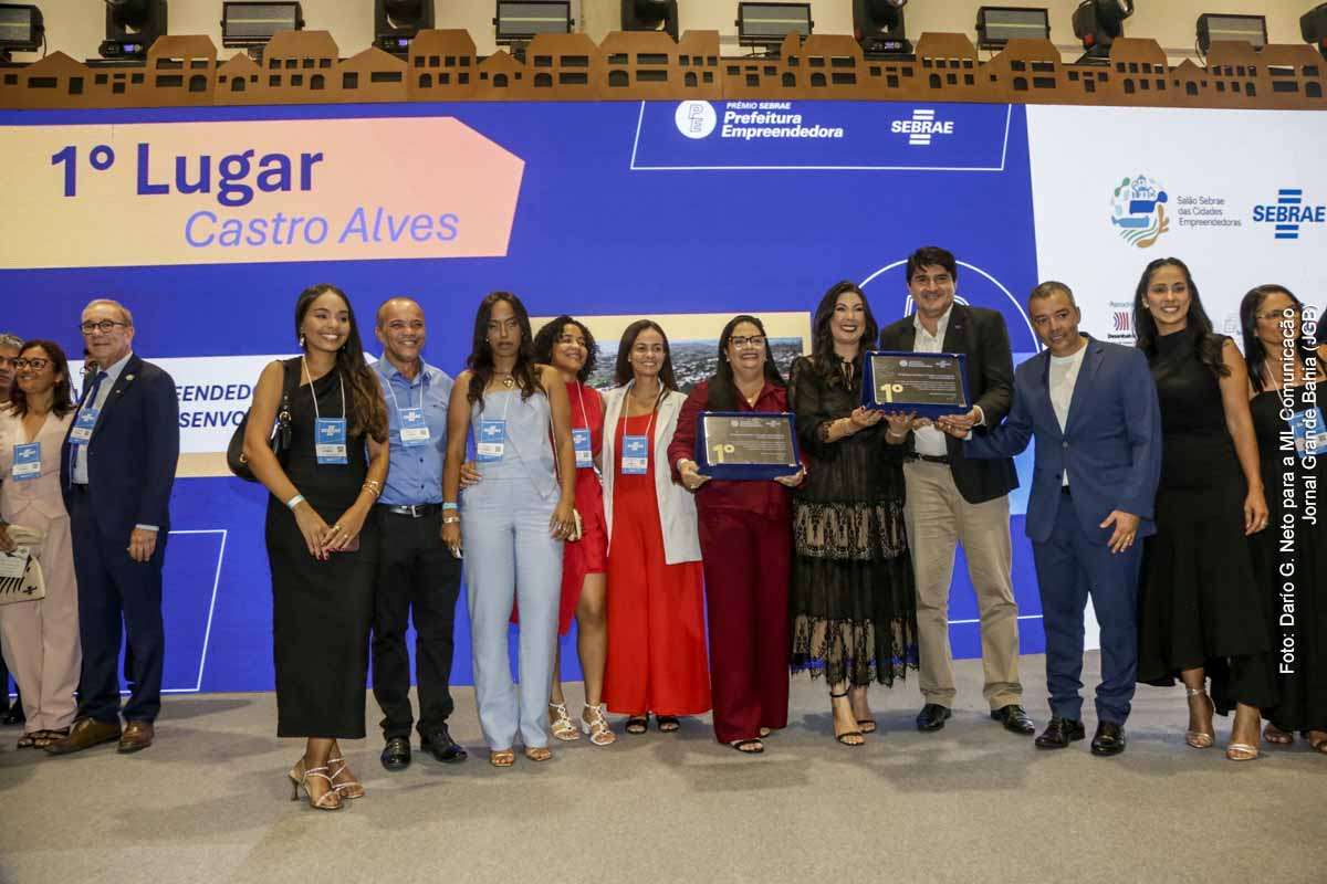 A Bahia registrou recorde histórico na edição 2026 do Prêmio Sebrae Prefeitura Empreendedora, com 226 projetos inscritos por 160 municípios. Castro Alves foi o principal destaque, vencendo duas categorias. A premiação reconhece iniciativas de inovação, inclusão produtiva e fortalecimento do ambiente de negócios. O evento reforça o papel dos municípios no desenvolvimento econômico, mas também evidencia desafios estruturais relacionados à desigualdade administrativa e à continuidade das políticas públicas.