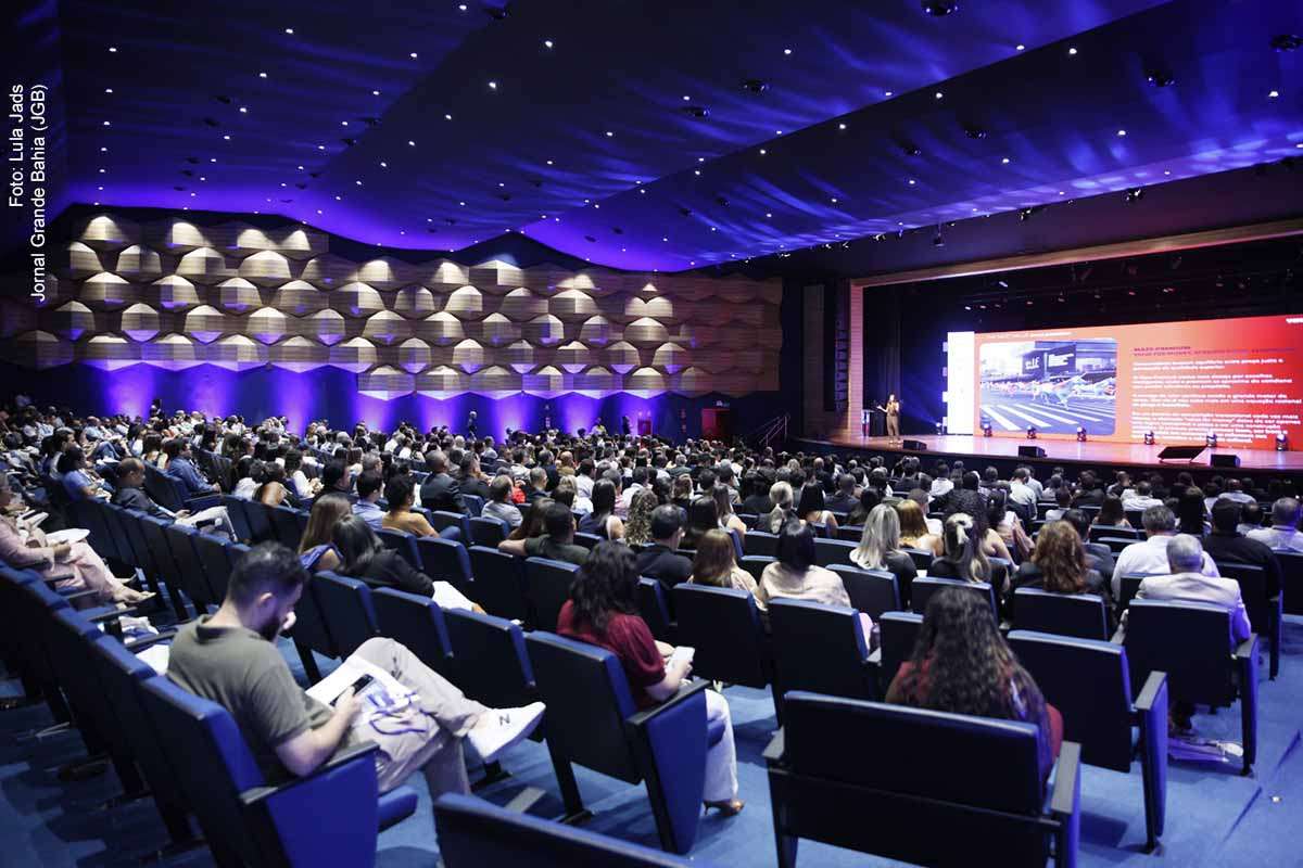 O Cenários & Tendências 2026 reuniu público de cerca de 20 cidades no Centro de Convenções de Feira de Santana, na quarta-feira (18/03/2026), e consolidou o município como polo regional de debate sobre inovação, varejo, tecnologia e desenvolvimento econômico. Com participação de empresários, especialistas e autoridades, o evento abordou tendências de mercado, inteligência artificial, comunicação, trabalho e ecossistema de inovação, reforçando a articulação entre setor produtivo e poder público.