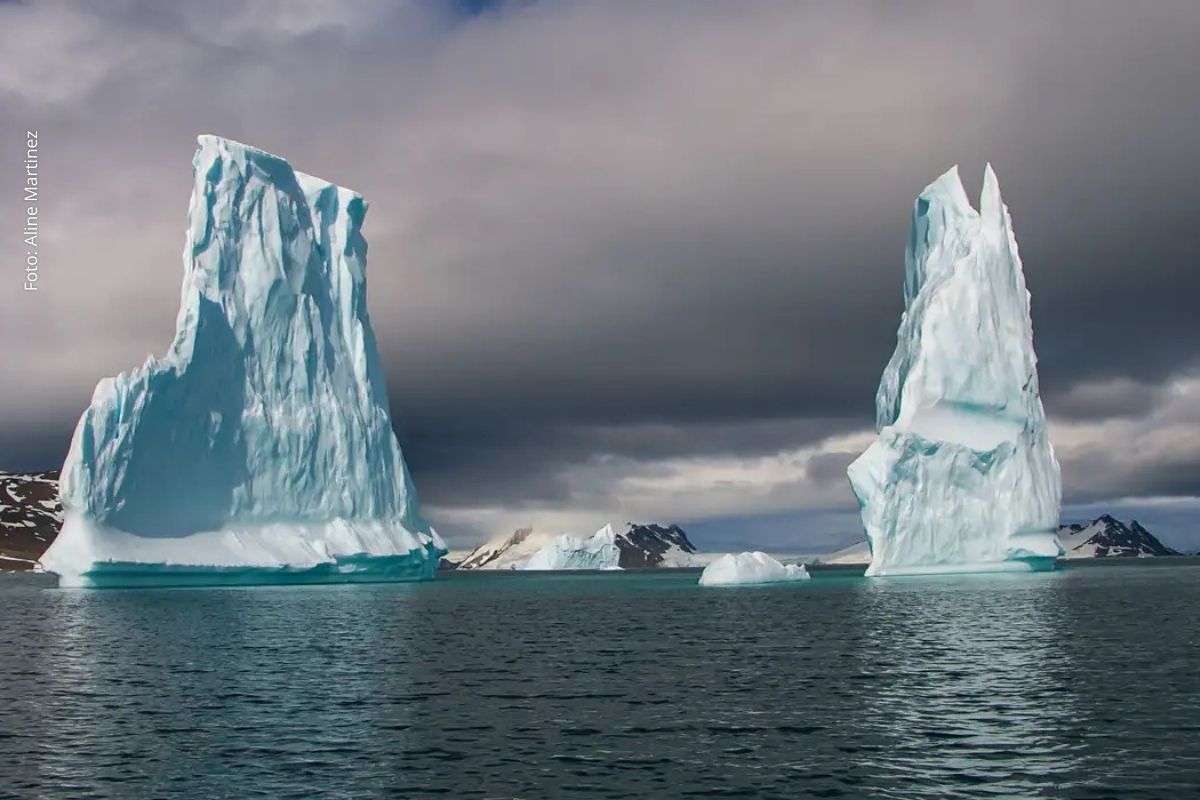 Levantamento do programa antártico brasileiro relaciona perda acelerada de gelo ao aquecimento global, elevação do nível do mar e aumento de eventos extremos no Brasil.