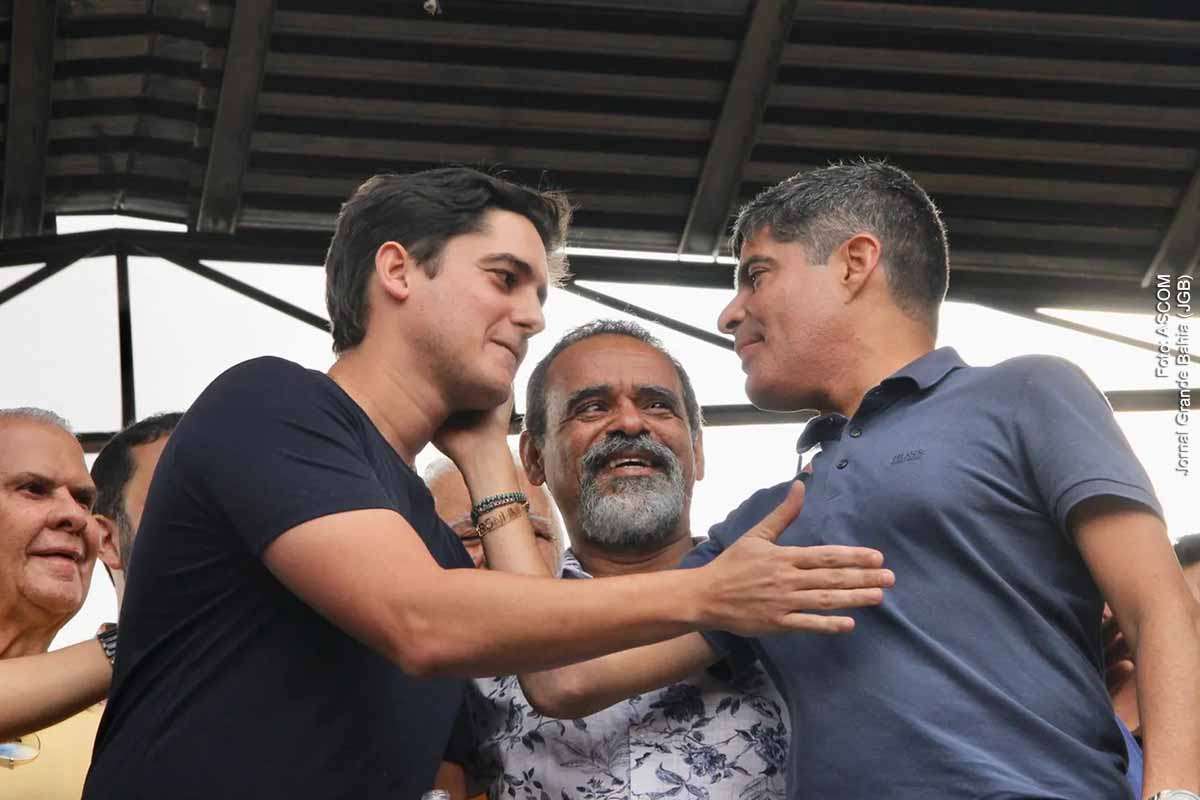 O deputado Marcelinho Veiga deixou o União Brasil e se filiou ao PP, em articulação com Bruno Reis e ACM Neto, visando fortalecer a federação União Progressista. A mudança integra uma estratégia eleitoral para ampliar alianças e consolidar base política na Bahia. Veiga buscará seu terceiro mandato, com foco no desenvolvimento do interior e no fortalecimento do setor produtivo, em meio à reorganização das forças oposicionistas no estado.