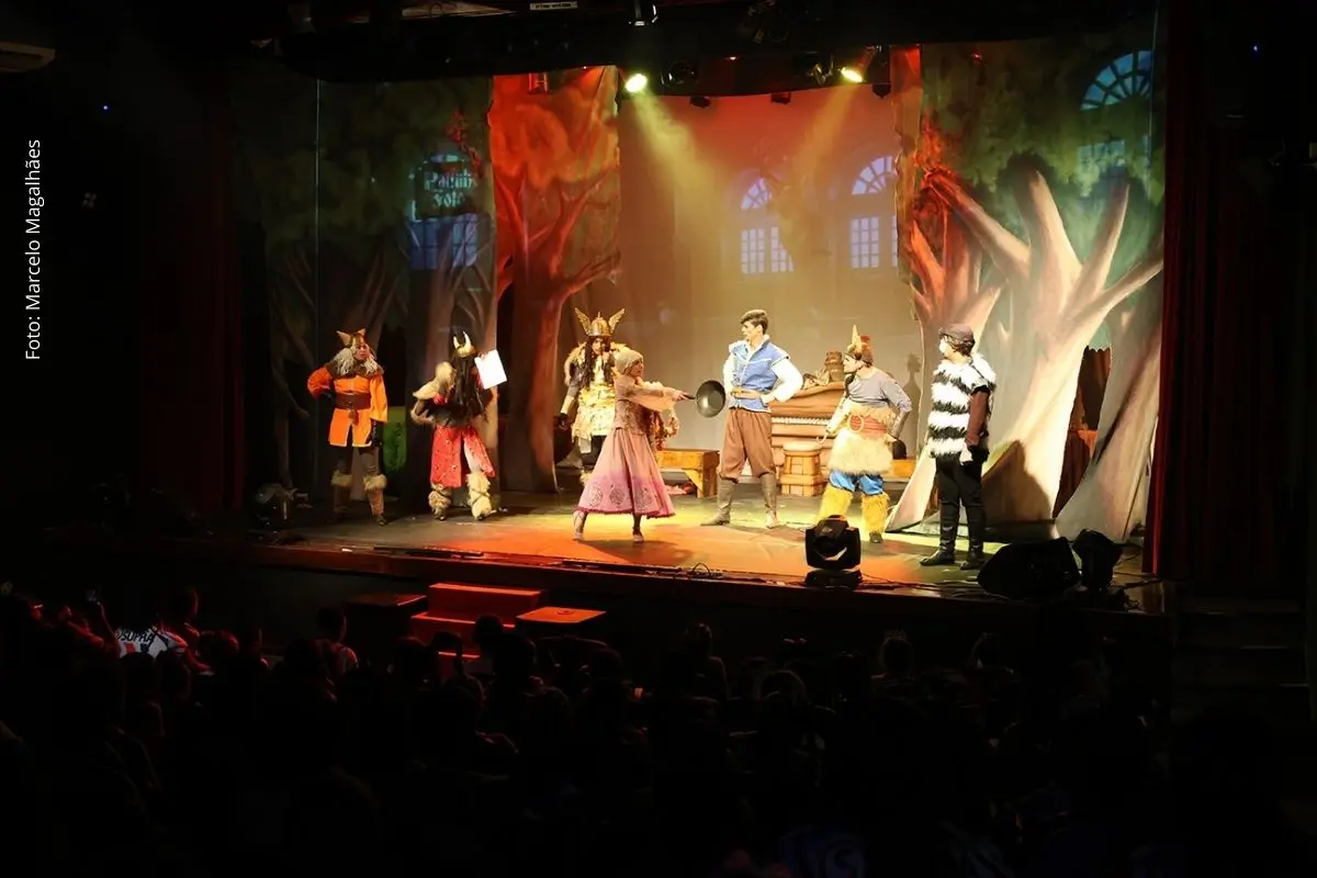 Montagem teatral apresentada pela Companhia de Teatro Carlos Moreira integra o projeto Escola Vai ao Teatro e reúne estudantes em apresentações educativas.