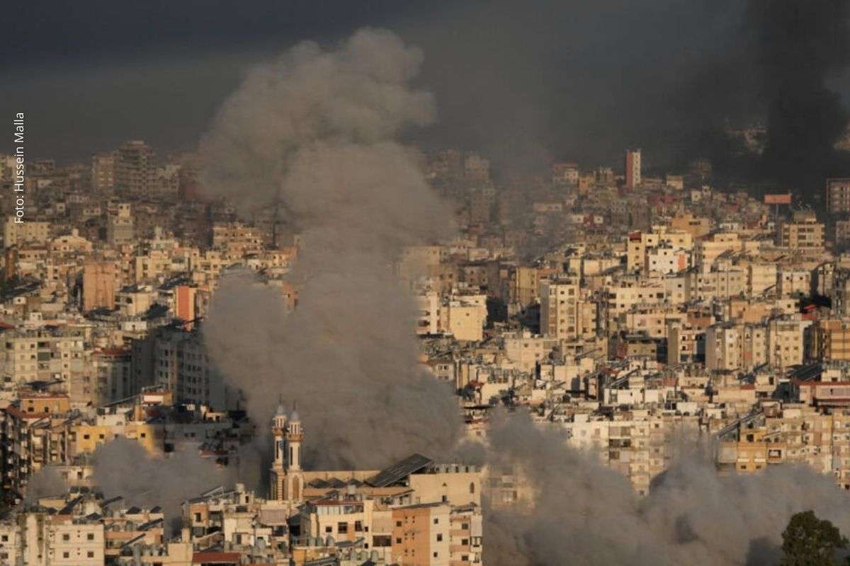 Governo israelense autoriza avanço militar em duas frentes, enquanto Irã, Hezbollah e aliados regionais intensificam confrontos e fechamentos diplomáticos.