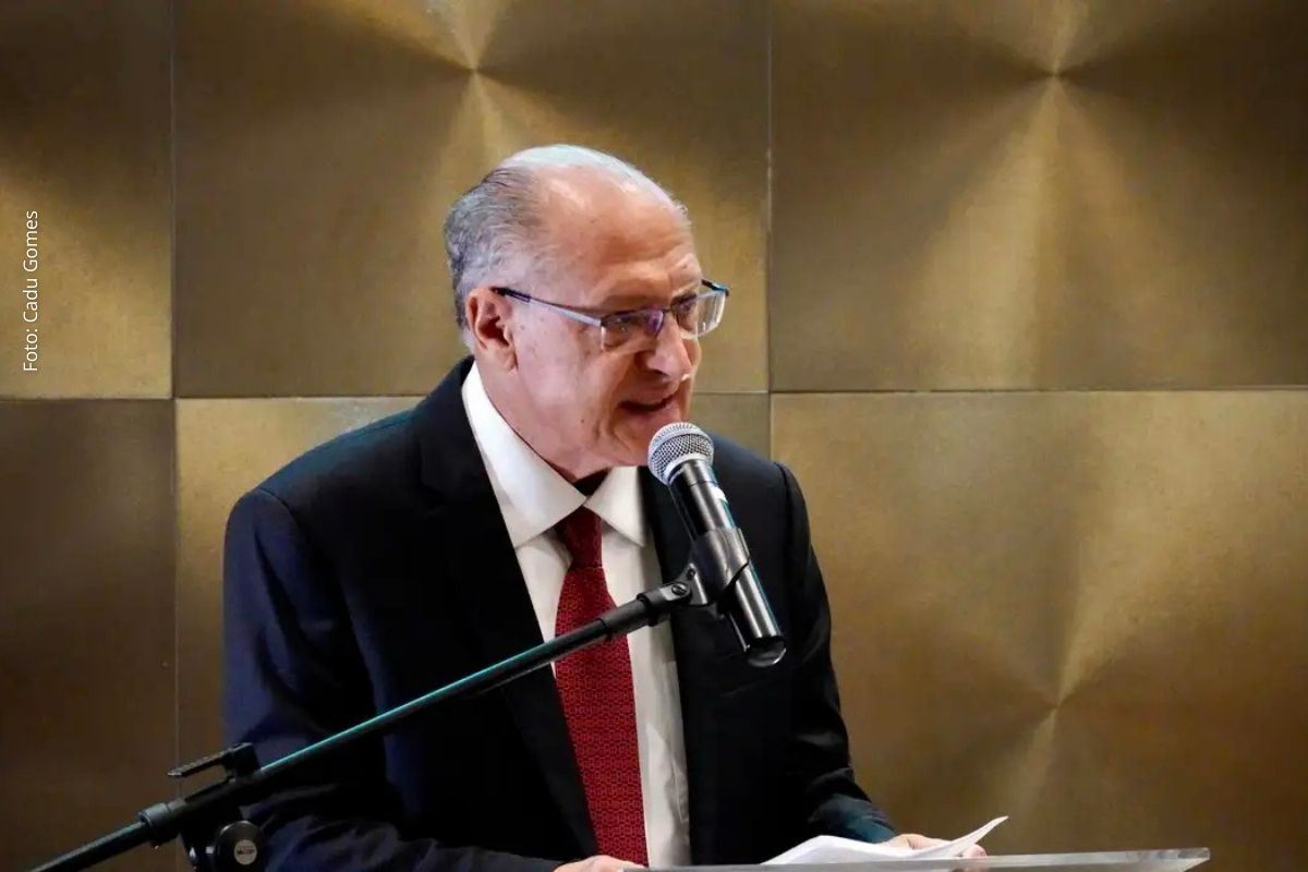 Saída do MDIC atende regra eleitoral de desincompatibilização enquanto cenário político para 2026 permanece em negociação.