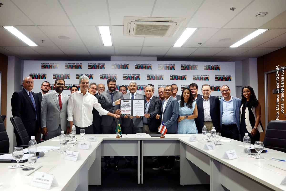 O Governo da Bahia autorizou a cessão de área para instalação de unidade do Sesi/Senai em Santo Antônio de Jesus e iniciou obra de pavimentação com investimento superior a R$ 4,4 milhões. As medidas visam ampliar a qualificação profissional, atender à crescente demanda industrial e melhorar a infraestrutura logística, consolidando o município como polo econômico regional.