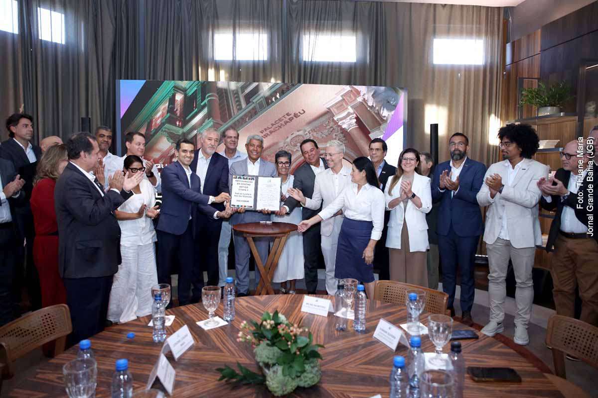 O Governo da Bahia autorizou a licitação de obras de requalificação na Rua da Ajuda e em trecho da Rua do Tesouro, no Centro Antigo de Salvador, com investimento inicial de R$ 3,4 milhões. O projeto prevê pavimento em paralelepípedos, ampliação de calçadas, acessibilidade, revisão de redes e implantação de infraestrutura subterrânea para energia e telecomunicações, em uma estratégia de valorização patrimonial, melhoria urbana e estímulo à economia local.