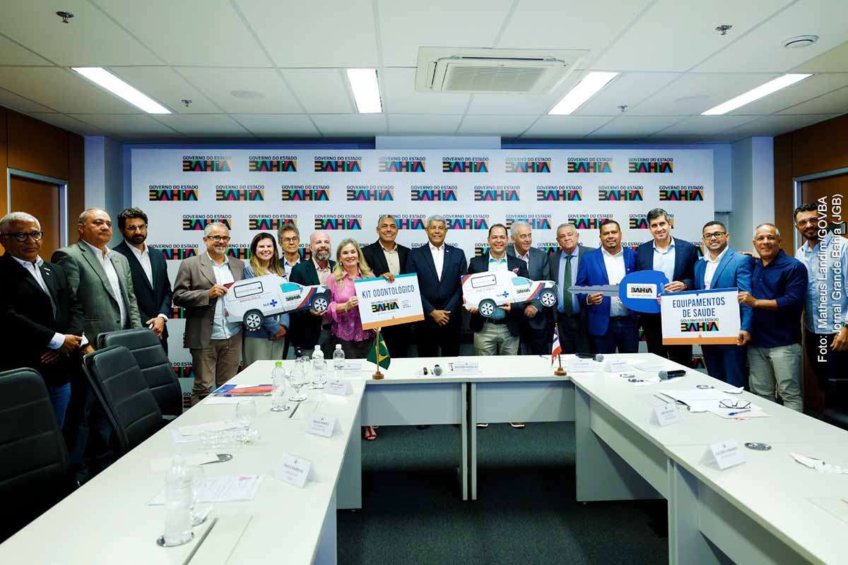O governador Jerônimo Rodrigues recebeu o prefeito de Nova Redenção, Ademar Martins, em Salvador nesta terça-feira (10/03/2026) para discutir novos investimentos no município da Chapada Diamantina. O governo estadual informou que já destinou R$ 28 milhões à cidade nos últimos três anos, incluindo obras de infraestrutura, educação e abastecimento de água. Novas ações incluem ambulâncias, veículo para TFD, reforma do mercado municipal, cobertura da feira livre e investimentos em turismo e pavimentação.