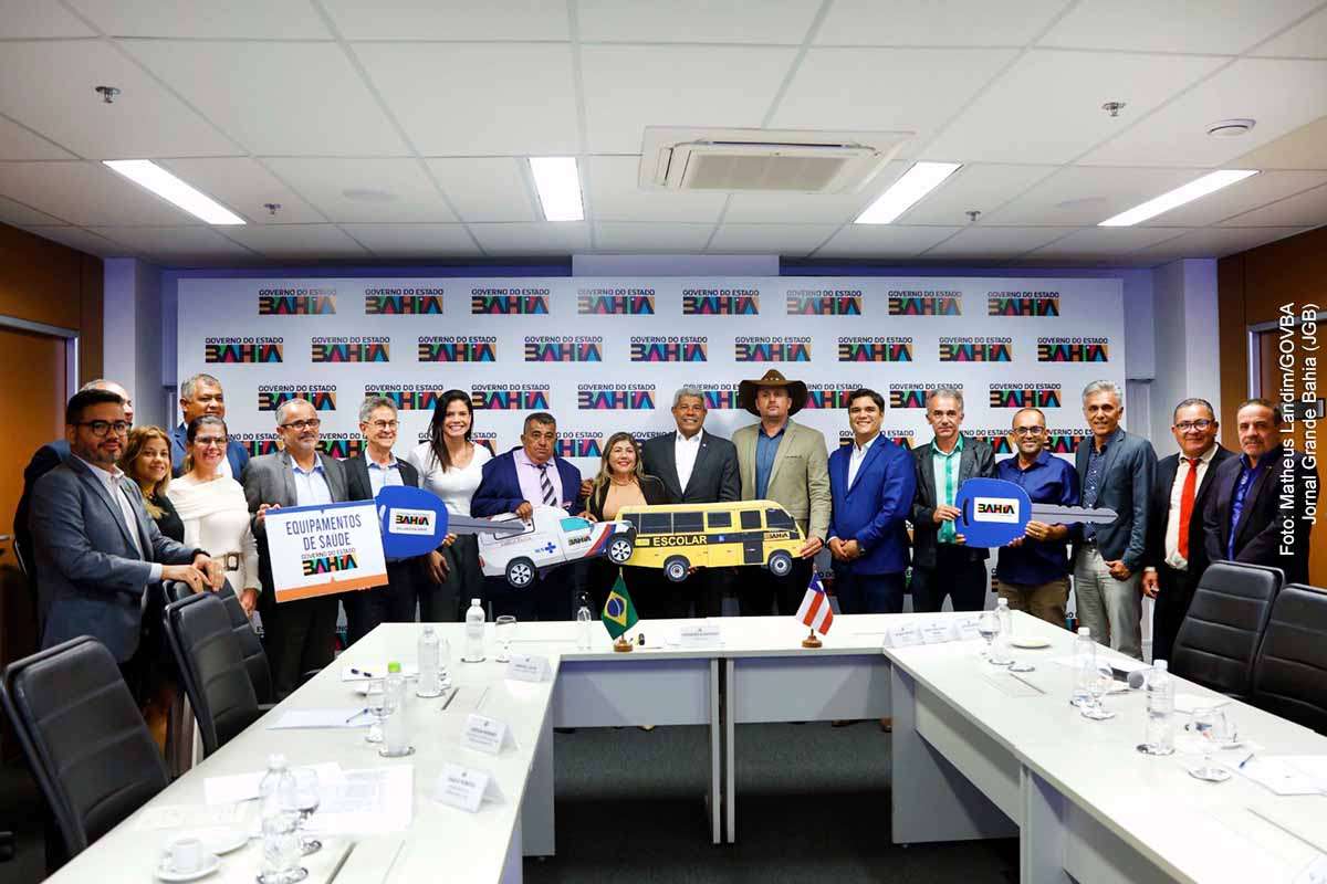 O Governo da Bahia entregou novos equipamentos a Cordeiros, incluindo ambulância, ônibus escolar e veículos administrativos, além de anunciar novos investimentos em áreas estratégicas. Nos últimos três anos, o município recebeu mais de R$ 22 milhões, com foco em educação, infraestrutura e agricultura. A reunião reforça a estratégia de interiorização das políticas públicas, embora a efetividade dependa da execução contínua e da sustentabilidade das ações.