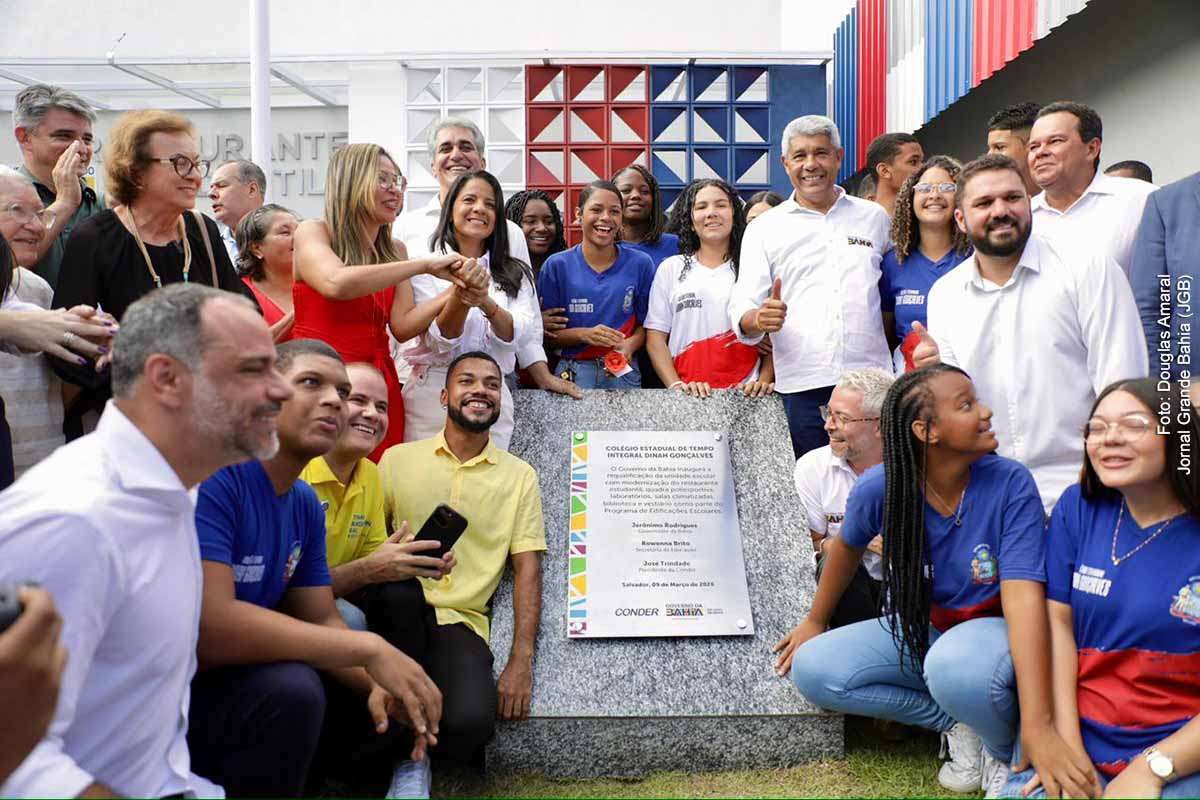 O Governo da Bahia inaugurou o Colégio Estadual de Tempo Integral Dinah Gonçalves, em Valéria, Salvador, com investimento superior a R$ 10 milhões. A nova unidade conta com salas climatizadas, laboratórios, biblioteca, quadra poliesportiva reformada e restaurante estudantil para 160 alunos. A iniciativa integra a política estadual de expansão da educação integral, que busca ampliar oportunidades de aprendizagem e fortalecer a infraestrutura da rede pública de ensino.