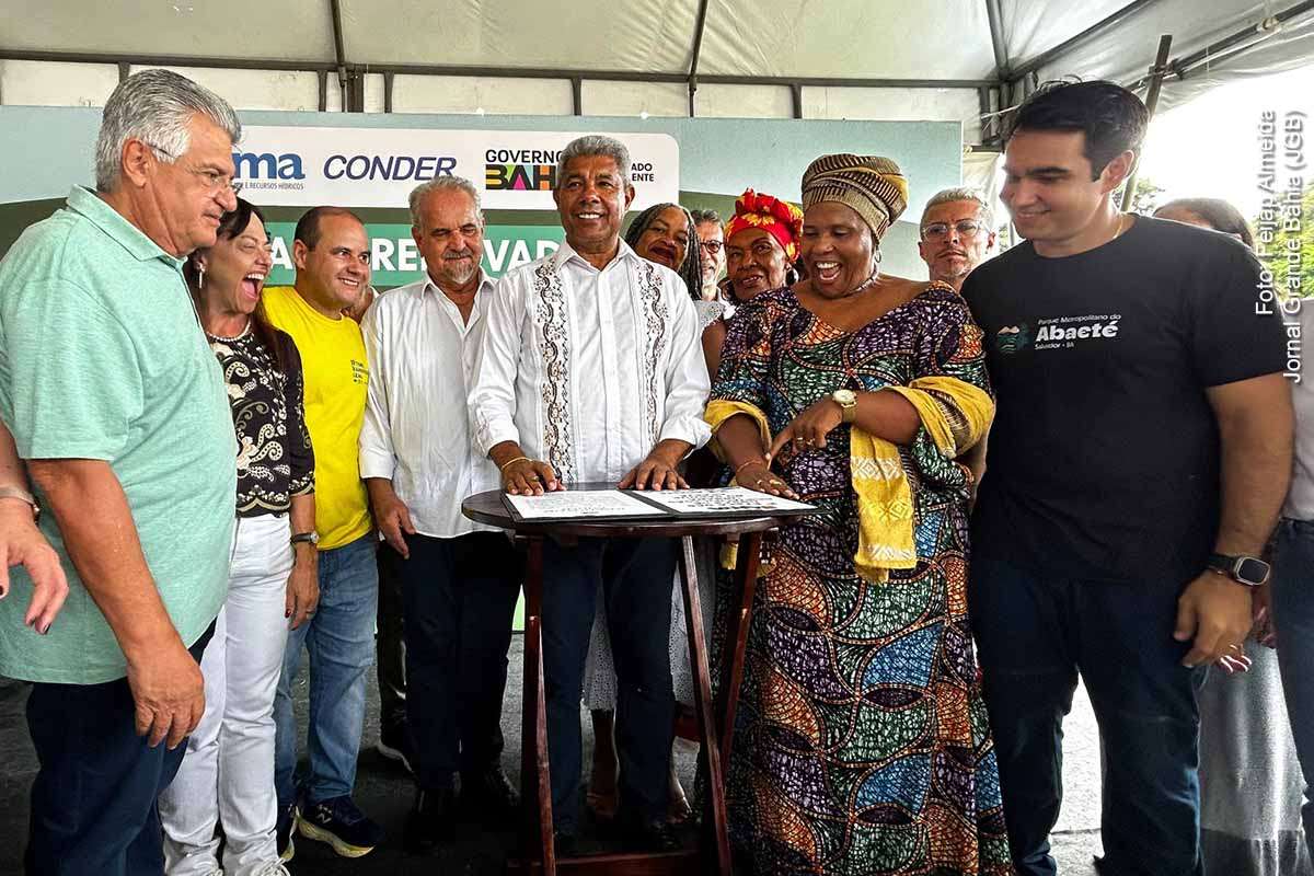 A inauguração do Memorial do Abaeté marcou os 477 anos de Salvador com a entrega da primeira etapa de requalificação do parque em Itapuã. O projeto combina preservação ambiental, valorização cultural e estímulo ao turismo. Com novos investimentos anunciados e uma segunda fase prevista, a iniciativa busca consolidar o espaço como polo cultural e econômico, embora desafios relacionados à gestão, sustentabilidade e impacto social permaneçam no horizonte.