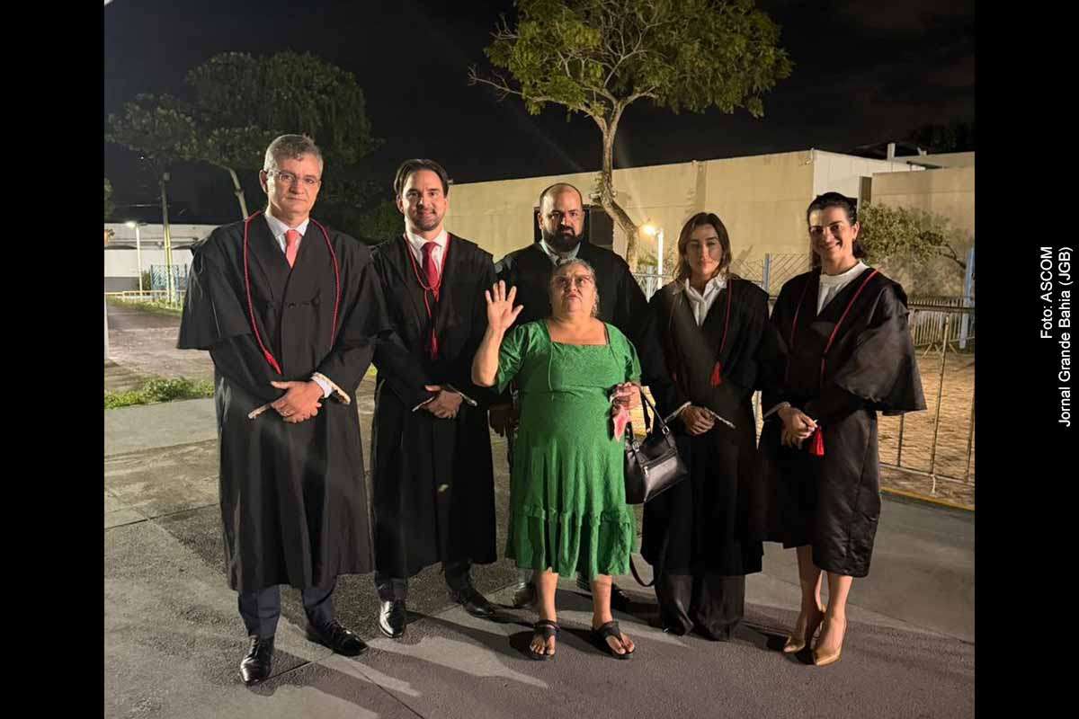 O Tribunal do Júri de Dias d’Ávila condenou três acusados pelo assassinato da cantora Sara Freitas a penas superiores a 28 anos de prisão, reconhecendo feminicídio qualificado, ocultação de cadáver e associação criminosa. O crime, ocorrido em 2023, envolveu planejamento, motivação financeira e extrema violência. O caso já havia registrado condenação anterior de outro envolvido, consolidando a responsabilização penal dos denunciados.