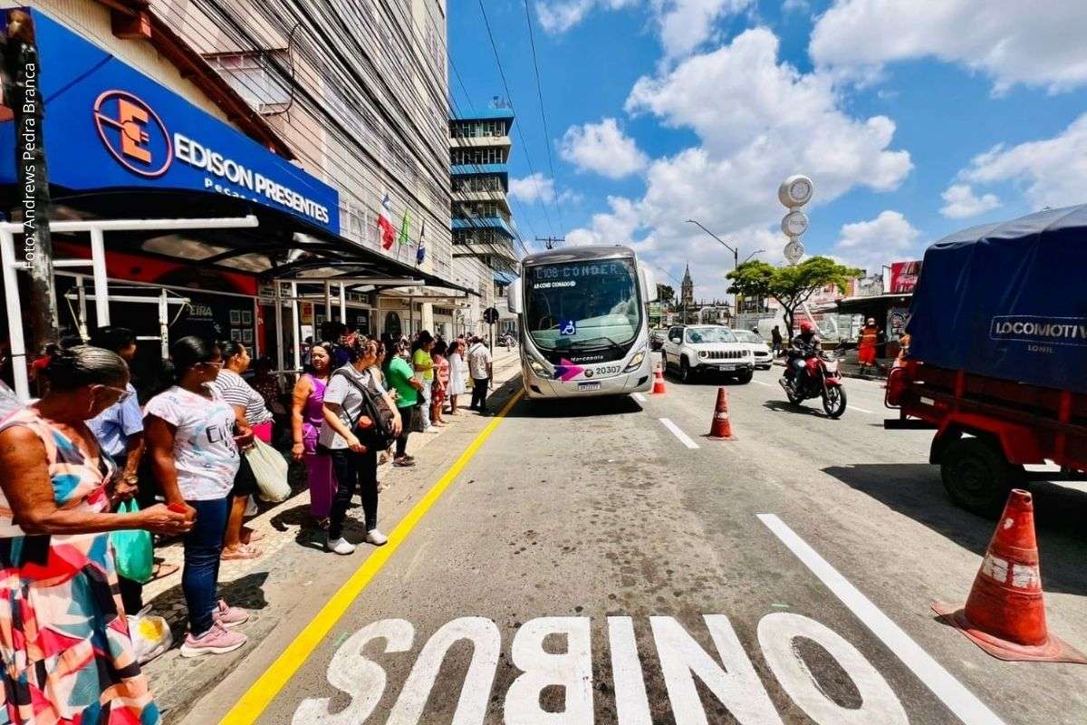 Proposta apresentada no Legislativo municipal também inclui pedido de cancelamento de multas aplicadas a taxistas que trafegavam na faixa exclusiva.