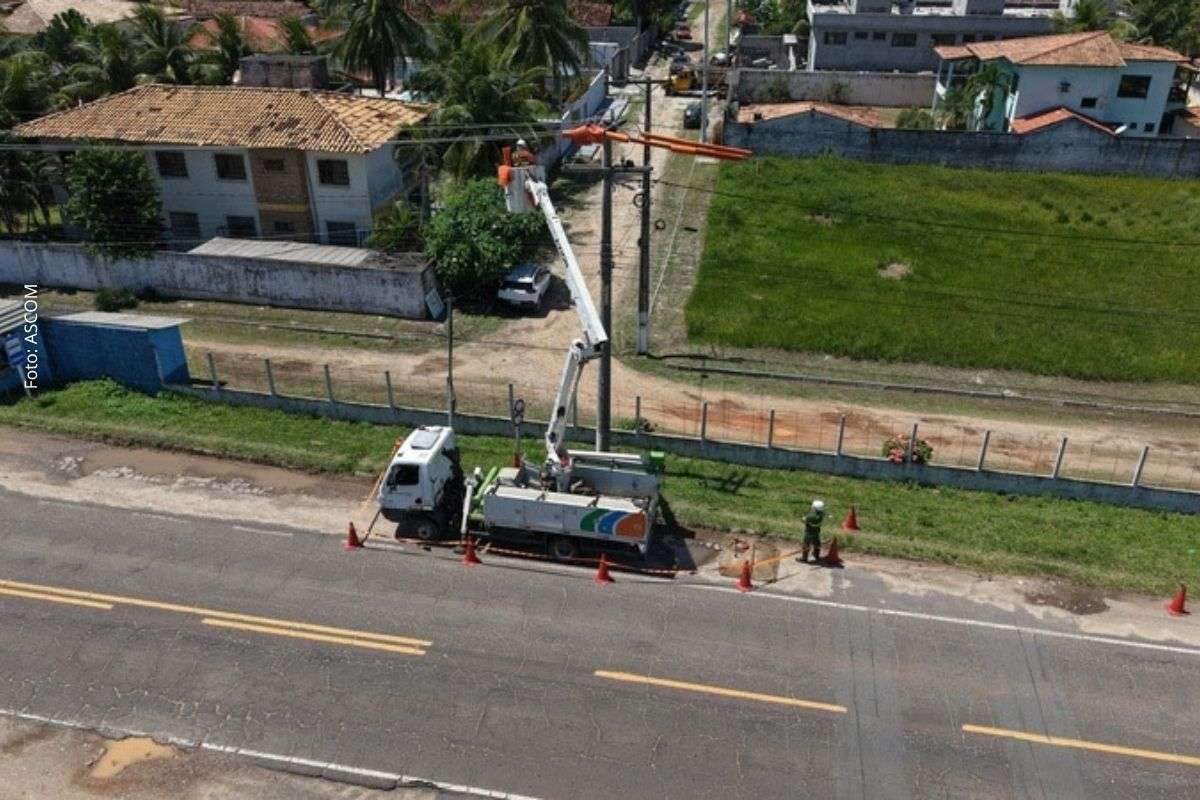 Neoenergia Coelba intensifica fiscalização e remoção de cabos clandestinos para reduzir riscos e organizar postes.
