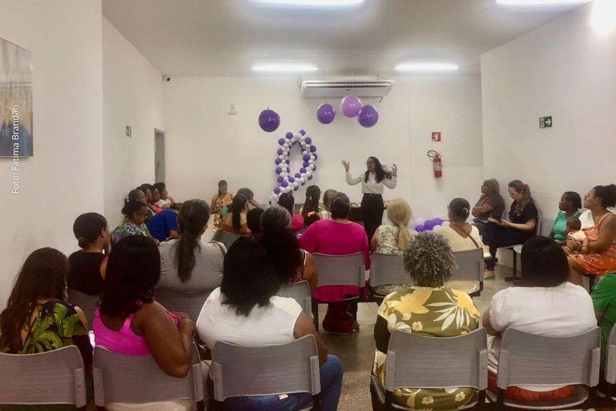 Ação em Feira de Santana destaca autocuidado, menopausa e acesso a exames como o Papanicolau.