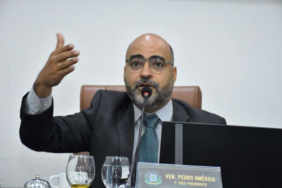 Vereadores Pedro Américo e Gean Caverna abordam infraestrutura urbana, condições de trabalho nas chuvas e problemas estruturais na saúde pública.