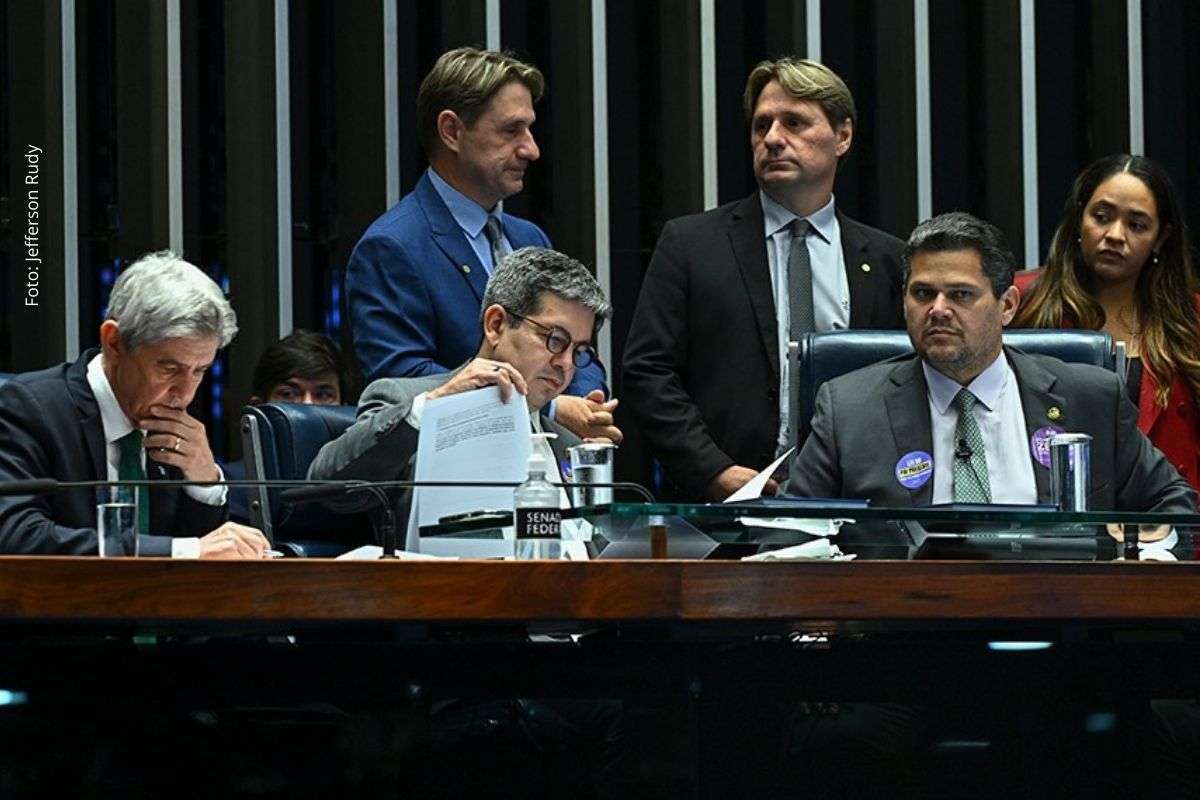 Legislação estabelece 2 de abril como Dia da Conscientização e 18 de junho como Dia do Orgulho Autista.