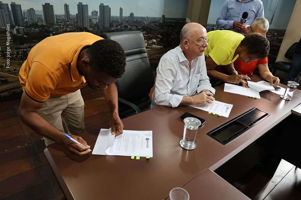 Termos de cessão foram assinados pelo prefeito José Ronaldo e autorizam entidades filantrópicas a utilizar prédios públicos municipais que estavam sem uso.