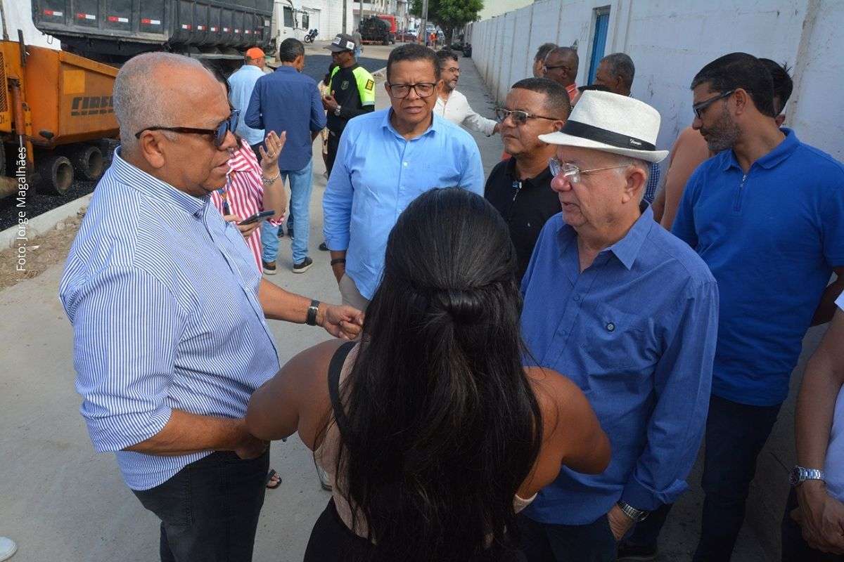 Intervenção contempla trechos das ruas São Salvador e Hidrolândia após implantação de rede de drenagem pluvial na região.