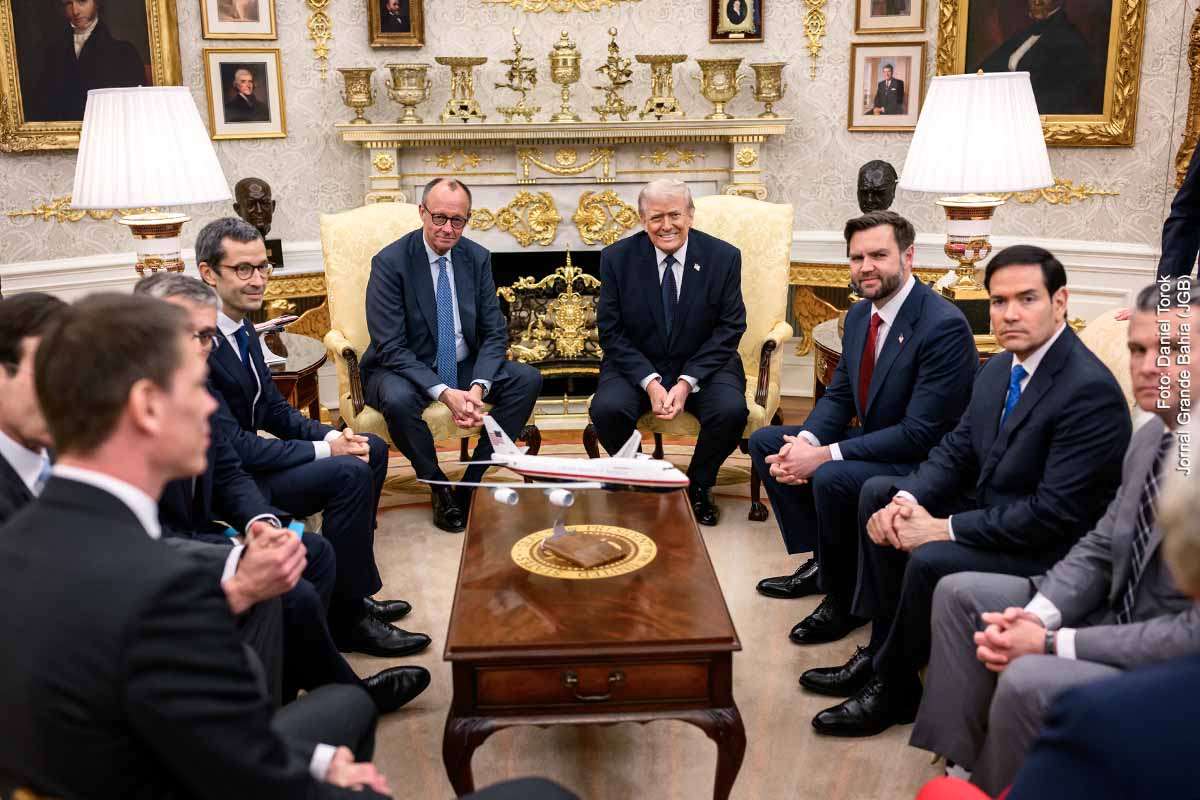 Washington (EUA), 03/03/2026 — Presidente Donald Trump fala no Salão Oval durante reunião com o chanceler alemão Friedrich Merz, em meio à escalada militar entre Estados Unidos, Israel e Irã e às tensões no mercado global de energia.